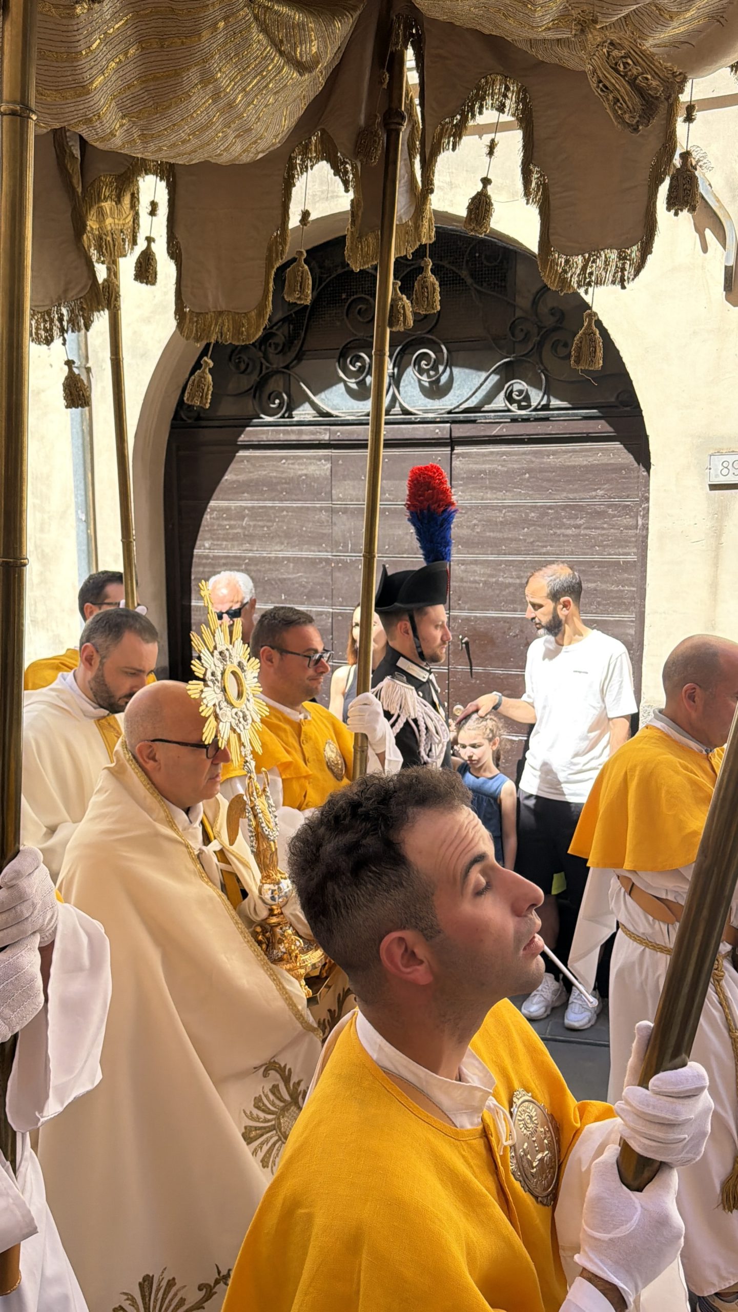 Spello, si chiudono le Infiorate 2026: migliaia di visitatori per la Processione del Corpus Domini e i tappeti floreali (foto+video) 23 Spello, si chiudono le Infiorate 2026: migliaia di visitatori per la Processione del Corpus Domini e i tappeti floreali (foto+video) 22