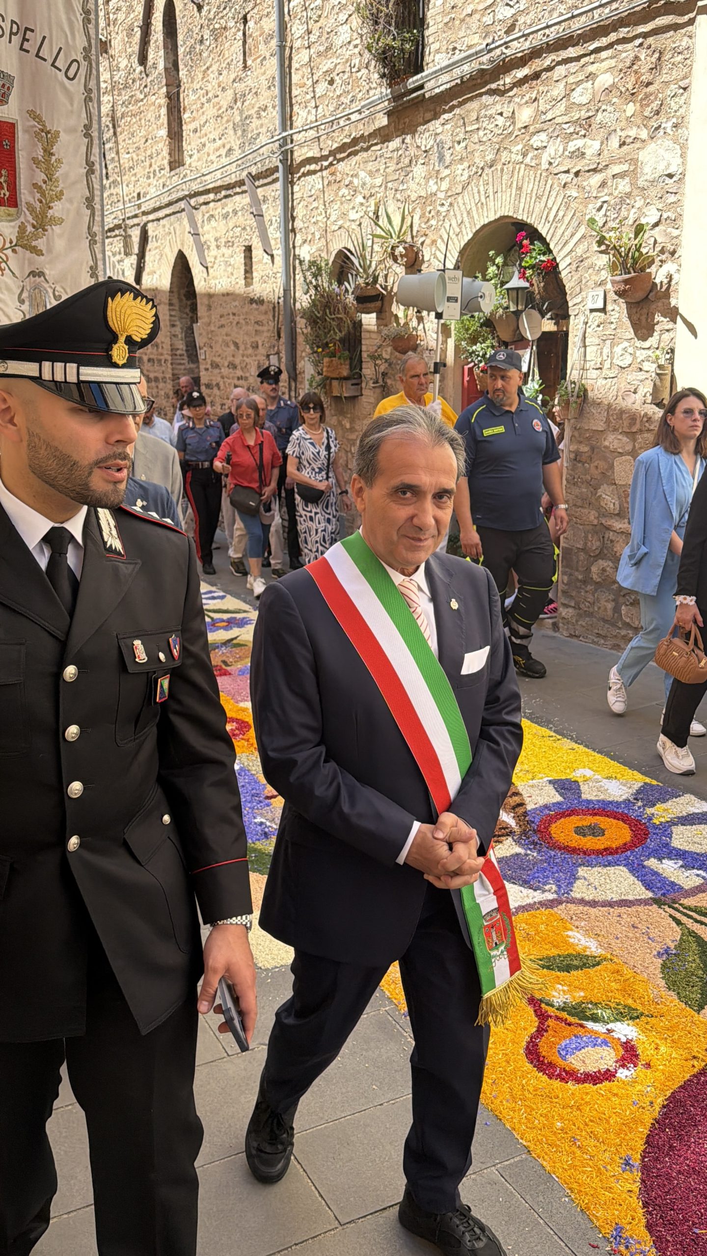 Spello, si chiudono le Infiorate 2026: migliaia di visitatori per la Processione del Corpus Domini e i tappeti floreali (foto+video) 25 Spello, si chiudono le Infiorate 2026: migliaia di visitatori per la Processione del Corpus Domini e i tappeti floreali (foto+video) 24
