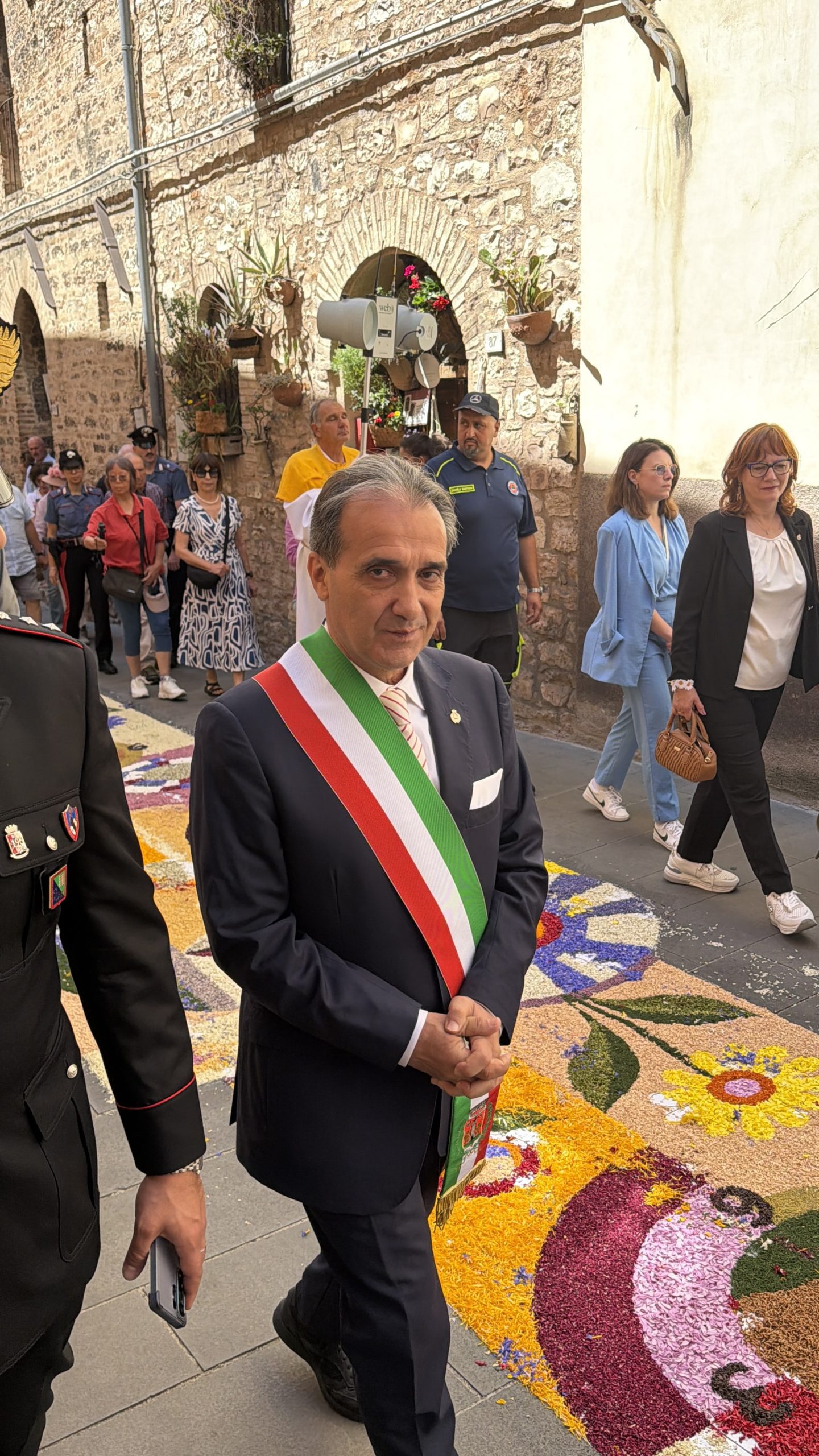 Spello, si chiudono le Infiorate 2026: migliaia di visitatori per la Processione del Corpus Domini e i tappeti floreali (foto+video) 27 Spello, si chiudono le Infiorate 2026: migliaia di visitatori per la Processione del Corpus Domini e i tappeti floreali (foto+video) 26