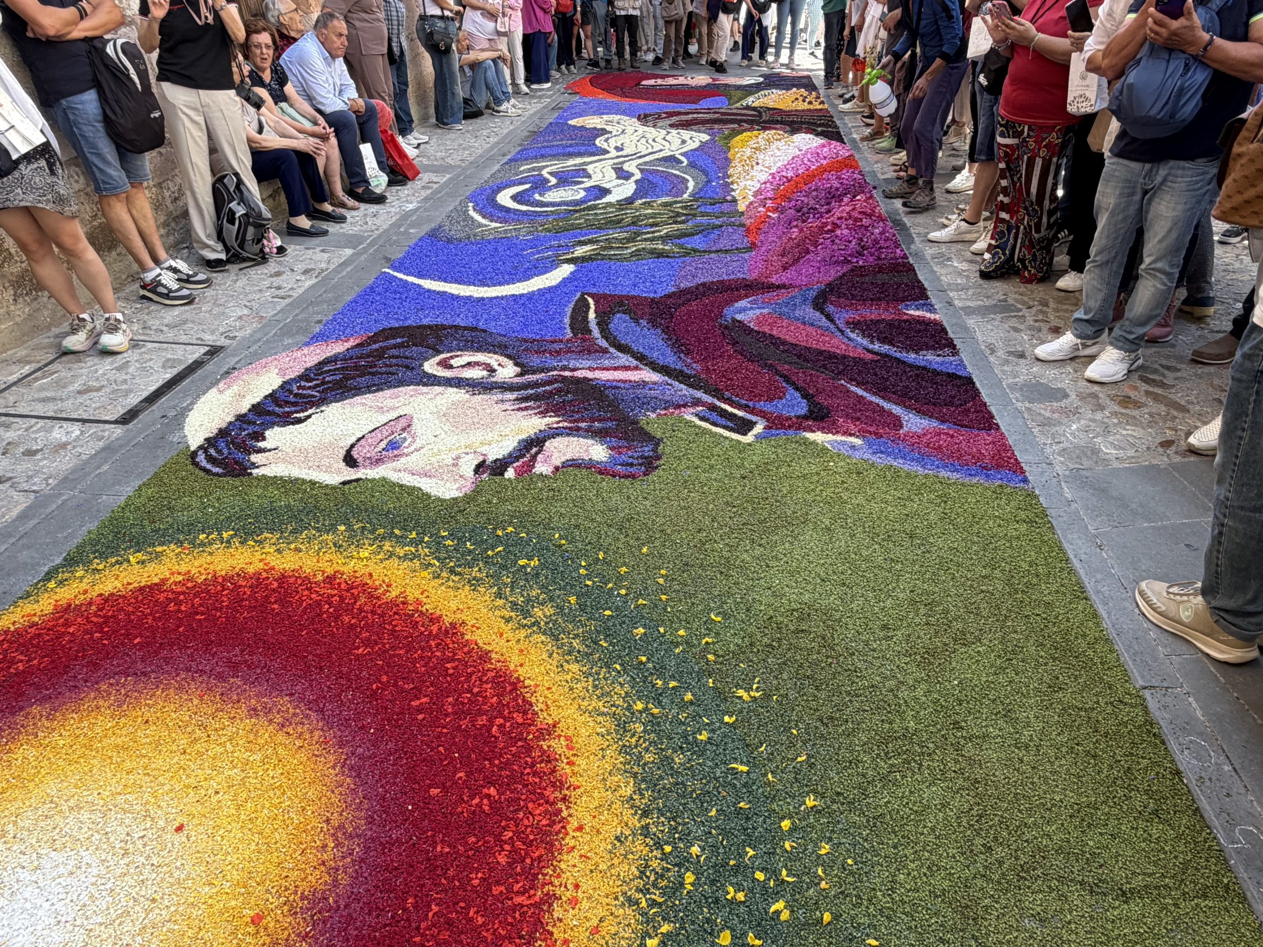 Spello, si chiudono le Infiorate 2026: migliaia di visitatori per la Processione del Corpus Domini e i tappeti floreali (foto+video) 33 Spello, si chiudono le Infiorate 2026: migliaia di visitatori per la Processione del Corpus Domini e i tappeti floreali (foto+video) 32