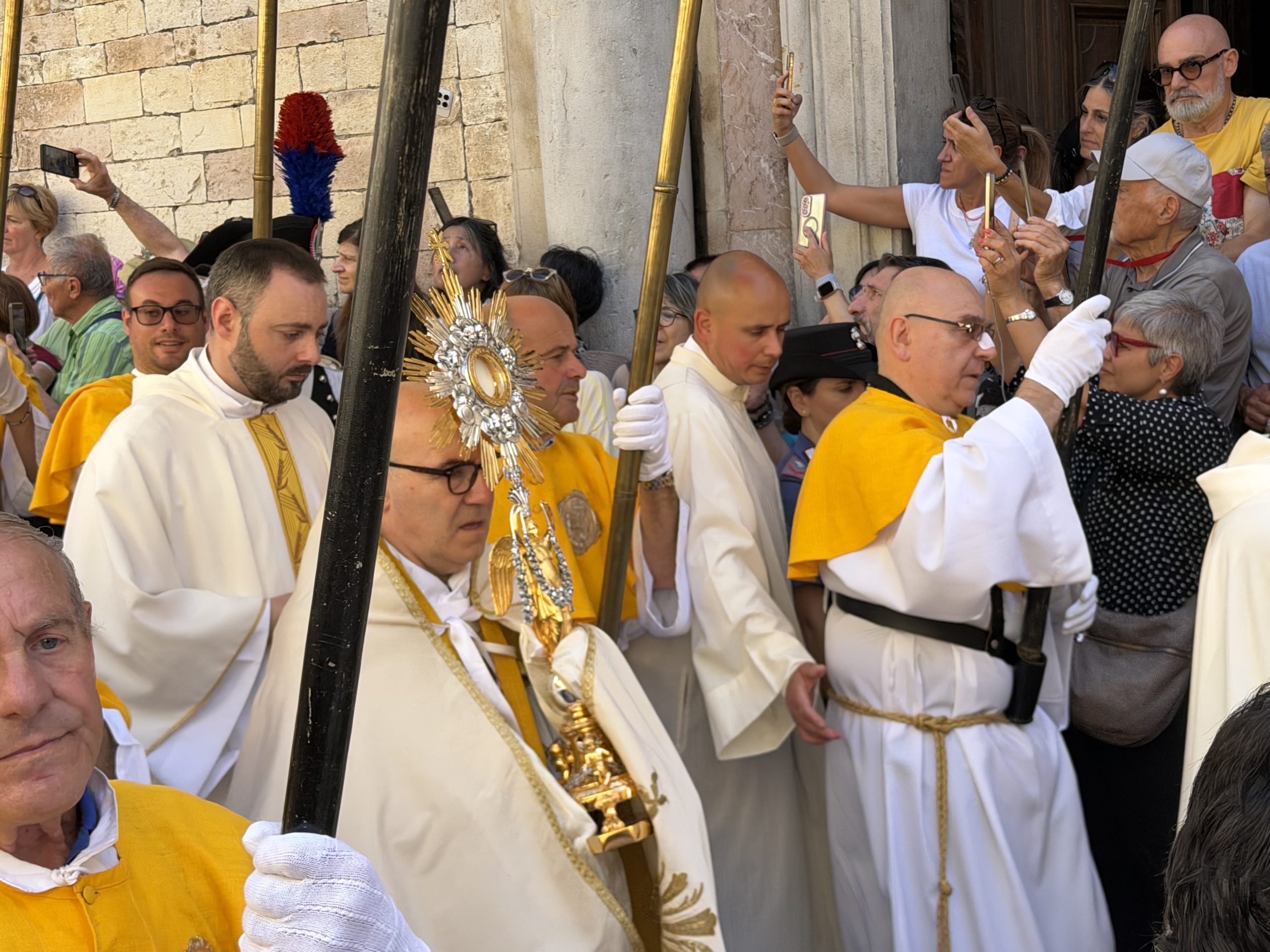 Spello, si chiudono le Infiorate 2026: migliaia di visitatori per la Processione del Corpus Domini e i tappeti floreali (foto+video) 35 Spello, si chiudono le Infiorate 2026: migliaia di visitatori per la Processione del Corpus Domini e i tappeti floreali (foto+video) 34
