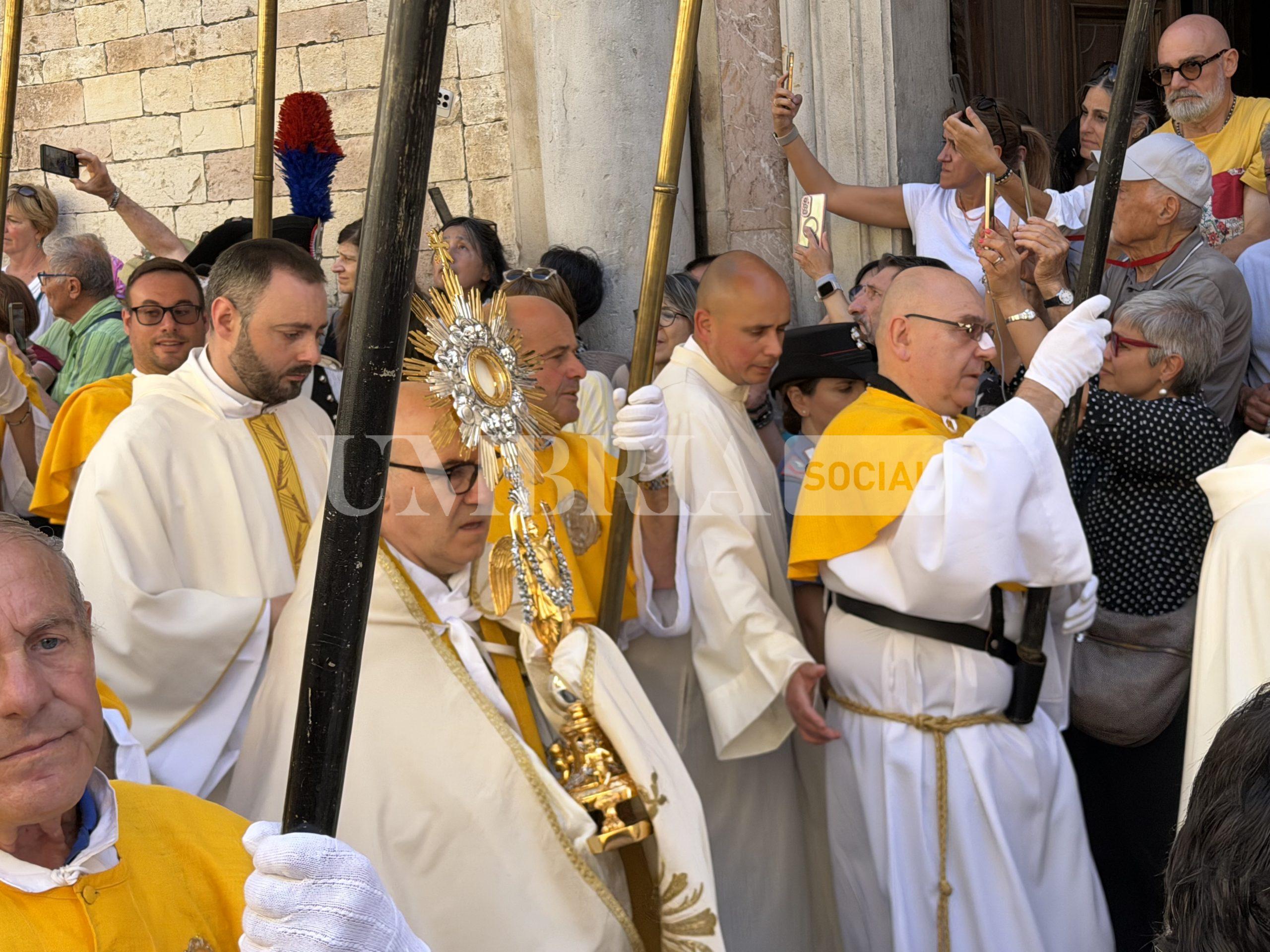 Spello, si chiudono le Infiorate 2026: migliaia di visitatori per la Processione del Corpus Domini e i tappeti floreali (foto+video) 5 Spello, si chiudono le Infiorate 2026: migliaia di visitatori per la Processione del Corpus Domini e i tappeti floreali (foto+video) 4