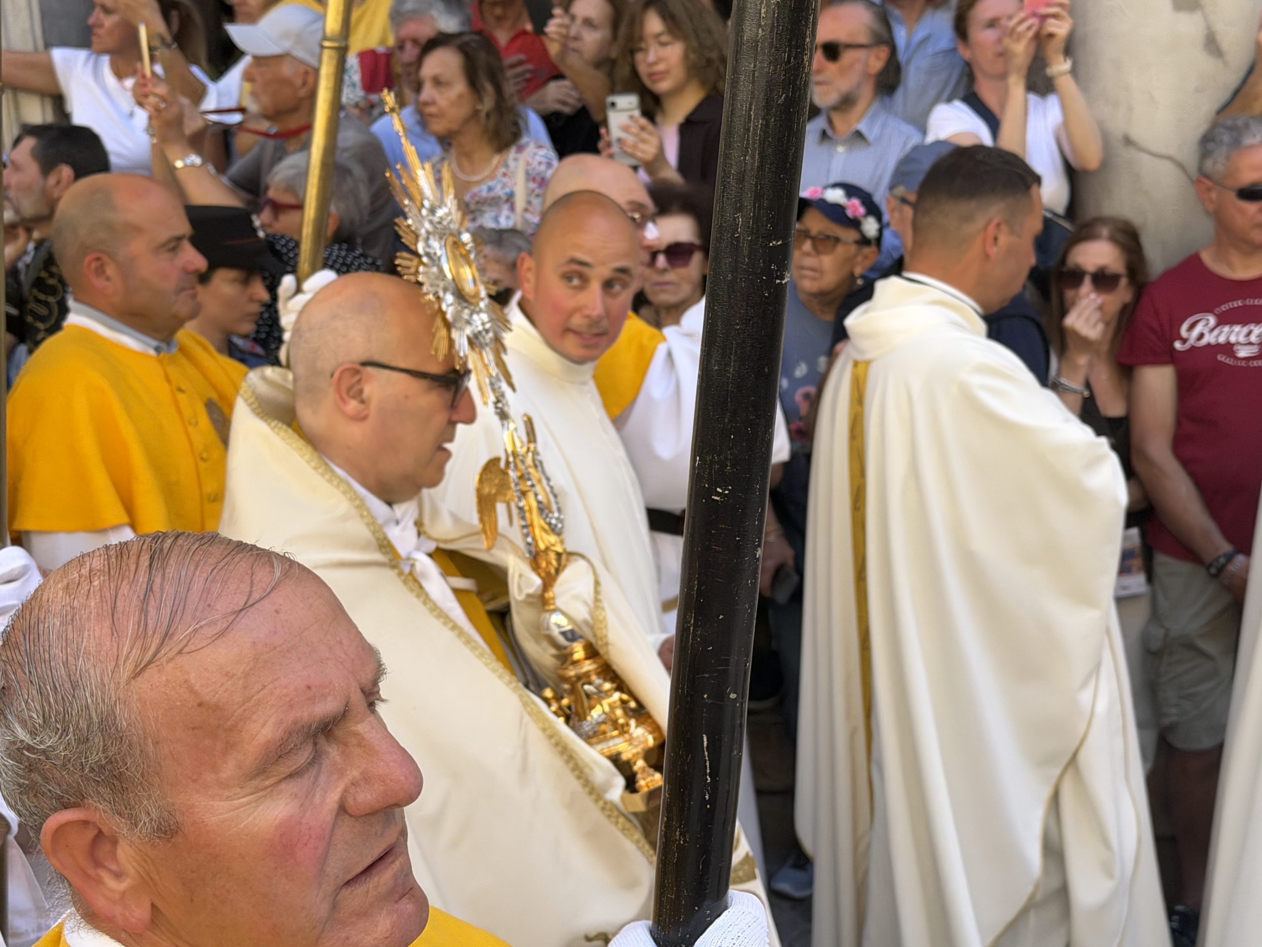 Spello, si chiudono le Infiorate 2026: migliaia di visitatori per la Processione del Corpus Domini e i tappeti floreali (foto+video) 37 Spello, si chiudono le Infiorate 2026: migliaia di visitatori per la Processione del Corpus Domini e i tappeti floreali (foto+video) 36