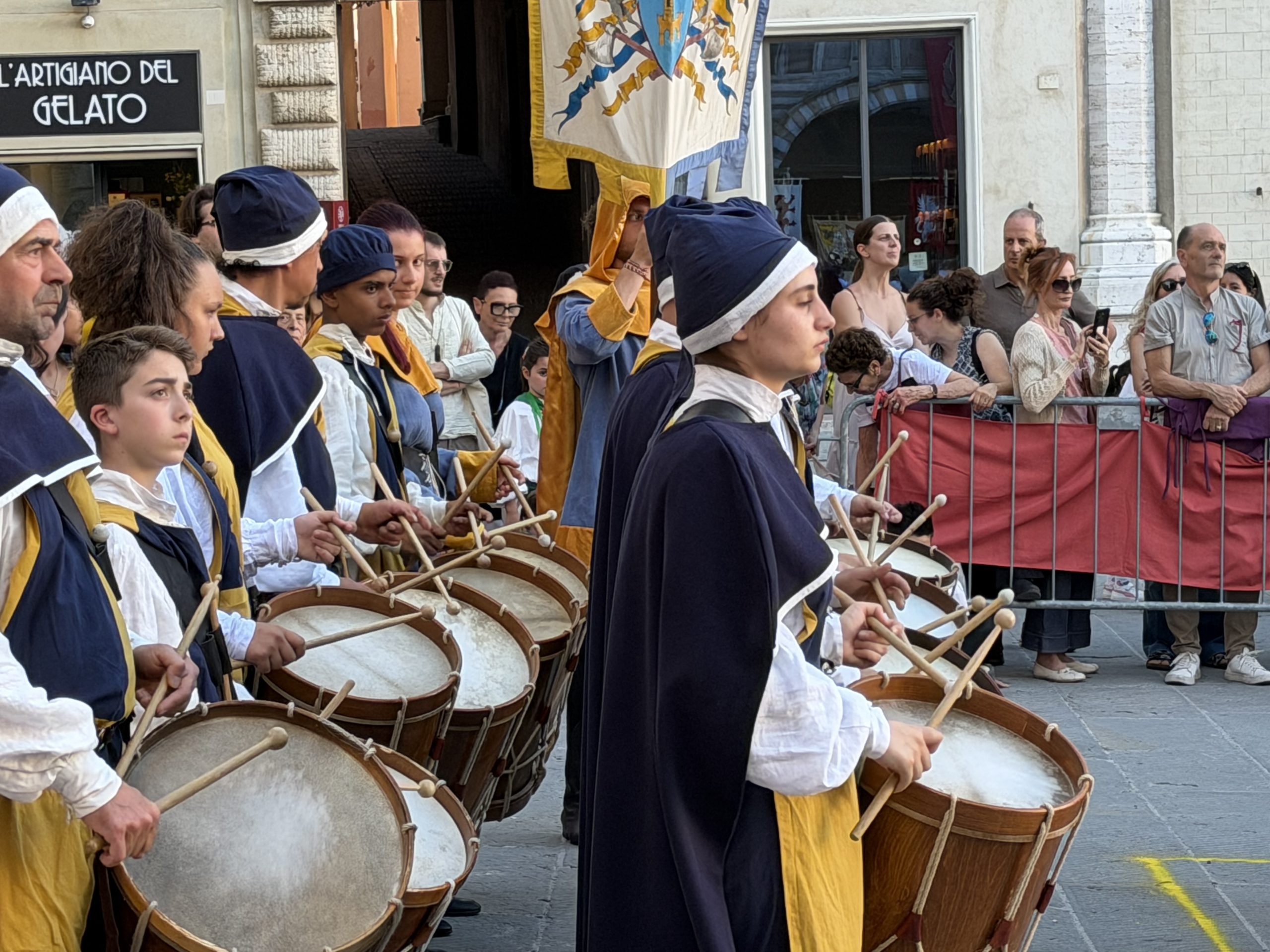 Chiusa con successo l’11ª edizione di Perugia 1416: tante presenze, storia e spettacolo (foto) 28 Chiusa con successo l’11ª edizione di Perugia 1416: tante presenze, storia e spettacolo (foto) 27