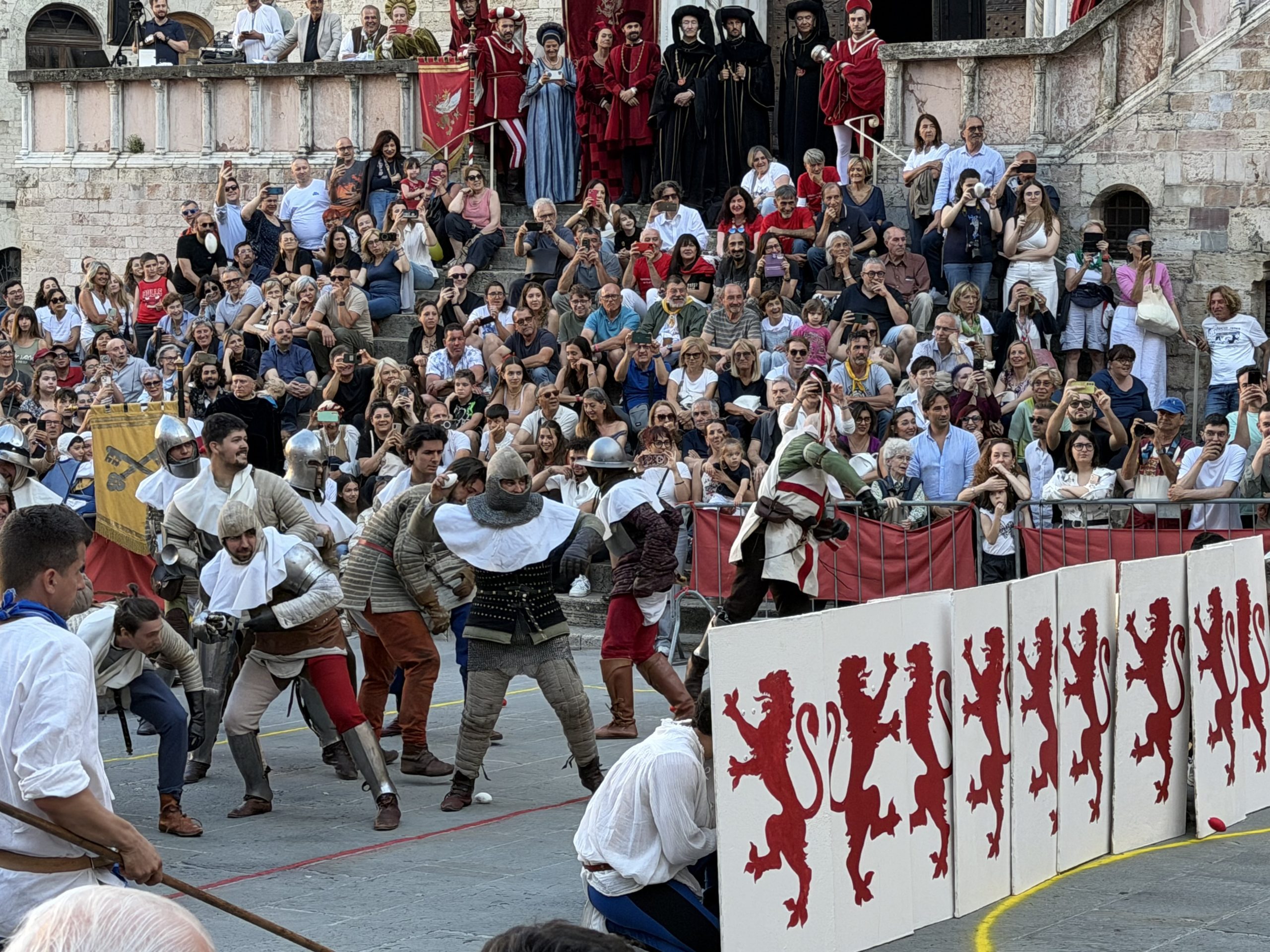 Chiusa con successo l’11ª edizione di Perugia 1416: tante presenze, storia e spettacolo (foto) 36 Chiusa con successo l’11ª edizione di Perugia 1416: tante presenze, storia e spettacolo (foto) 35