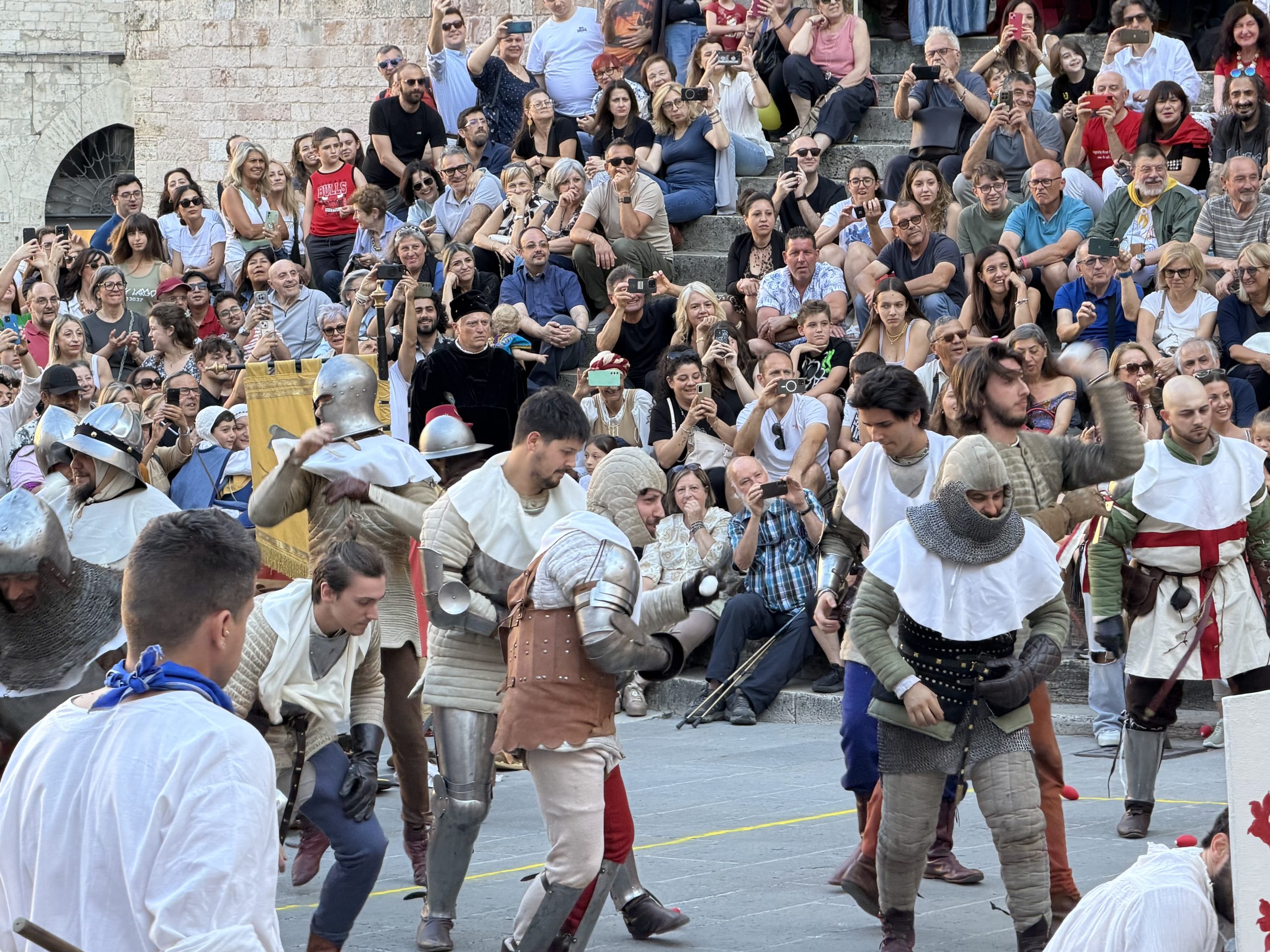 Chiusa con successo l’11ª edizione di Perugia 1416: tante presenze, storia e spettacolo (foto) 40 Chiusa con successo l’11ª edizione di Perugia 1416: tante presenze, storia e spettacolo (foto) 39