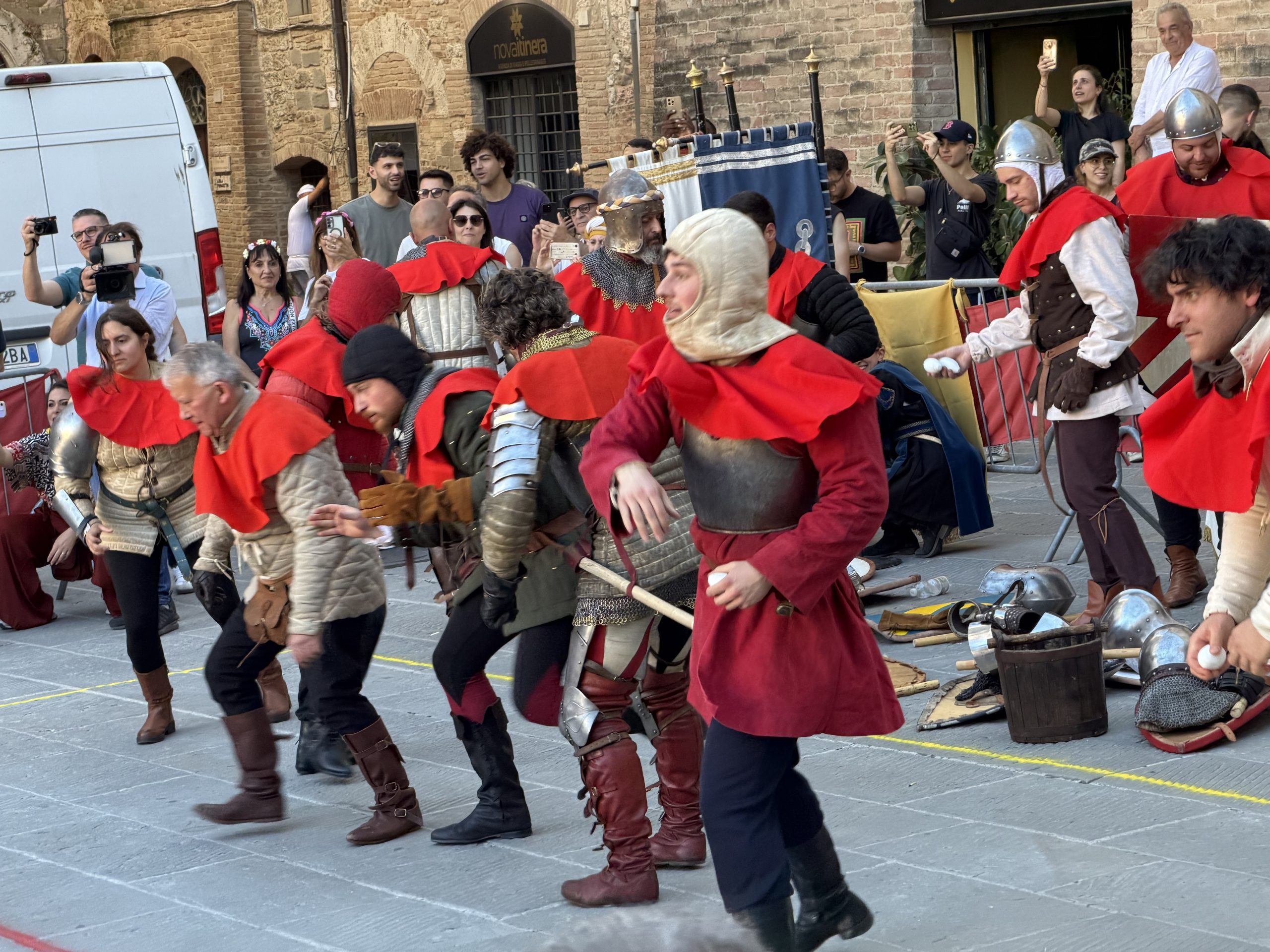 Chiusa con successo l’11ª edizione di Perugia 1416: tante presenze, storia e spettacolo (foto) 48 Chiusa con successo l’11ª edizione di Perugia 1416: tante presenze, storia e spettacolo (foto) 47