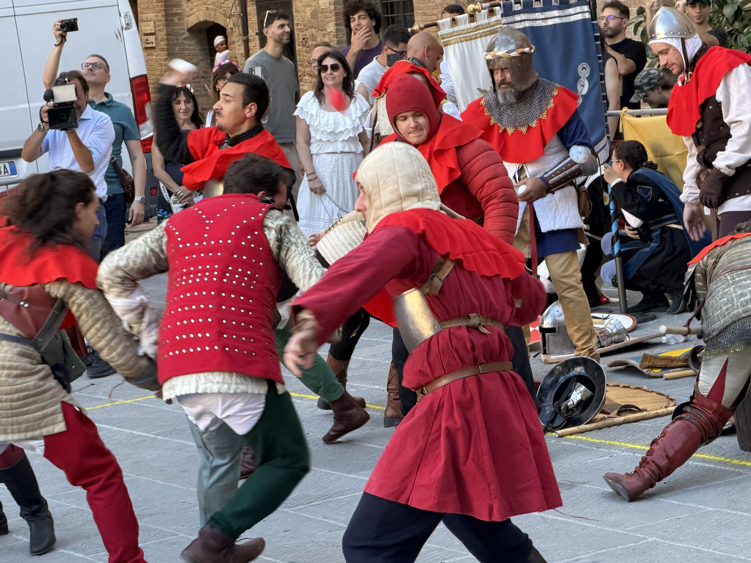 Chiusa con successo l’11ª edizione di Perugia 1416: tante presenze, storia e spettacolo (foto) 50 Chiusa con successo l’11ª edizione di Perugia 1416: tante presenze, storia e spettacolo (foto) 49