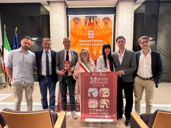 Bevagna torna nel Medioevo: al via la 37esima edizione del Mercato delle Gaite 20 Bevagna torna nel Medioevo: al via la 37esima edizione del Mercato delle Gaite 19