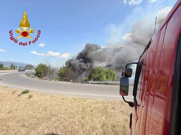 Incidente sulla Centrale Umbra: auto fuori strada e incendio della vegetazione allo svincolo di Ospedalicchio (foto) 4 Incidente sulla Centrale Umbra: auto fuori strada e incendio della vegetazione allo svincolo di Ospedalicchio (foto) 3