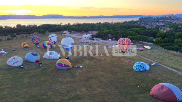 Nei cieli di Castiglione del lago grande spettacolo con le mongolfiere dell’Umbria Balloon Festival (foto) 4 Nei cieli di Castiglione del lago grande spettacolo con le mongolfiere dell’Umbria Balloon Festival (foto) 3
