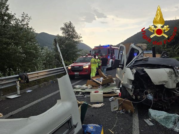 Drammatico incidente sulla Terni-Rieti: sei morti e oltre trenta feriti di cui alcuni gravi (foto) 6 Drammatico incidente sulla Terni-Rieti: sei morti e oltre trenta feriti di cui alcuni gravi (foto) 5