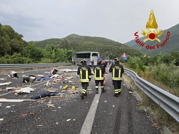 Drammatico incidente sulla Terni-Rieti: sei morti e oltre trenta feriti di cui alcuni gravi (foto) 4 Drammatico incidente sulla Terni-Rieti: sei morti e oltre trenta feriti di cui alcuni gravi (foto) 3