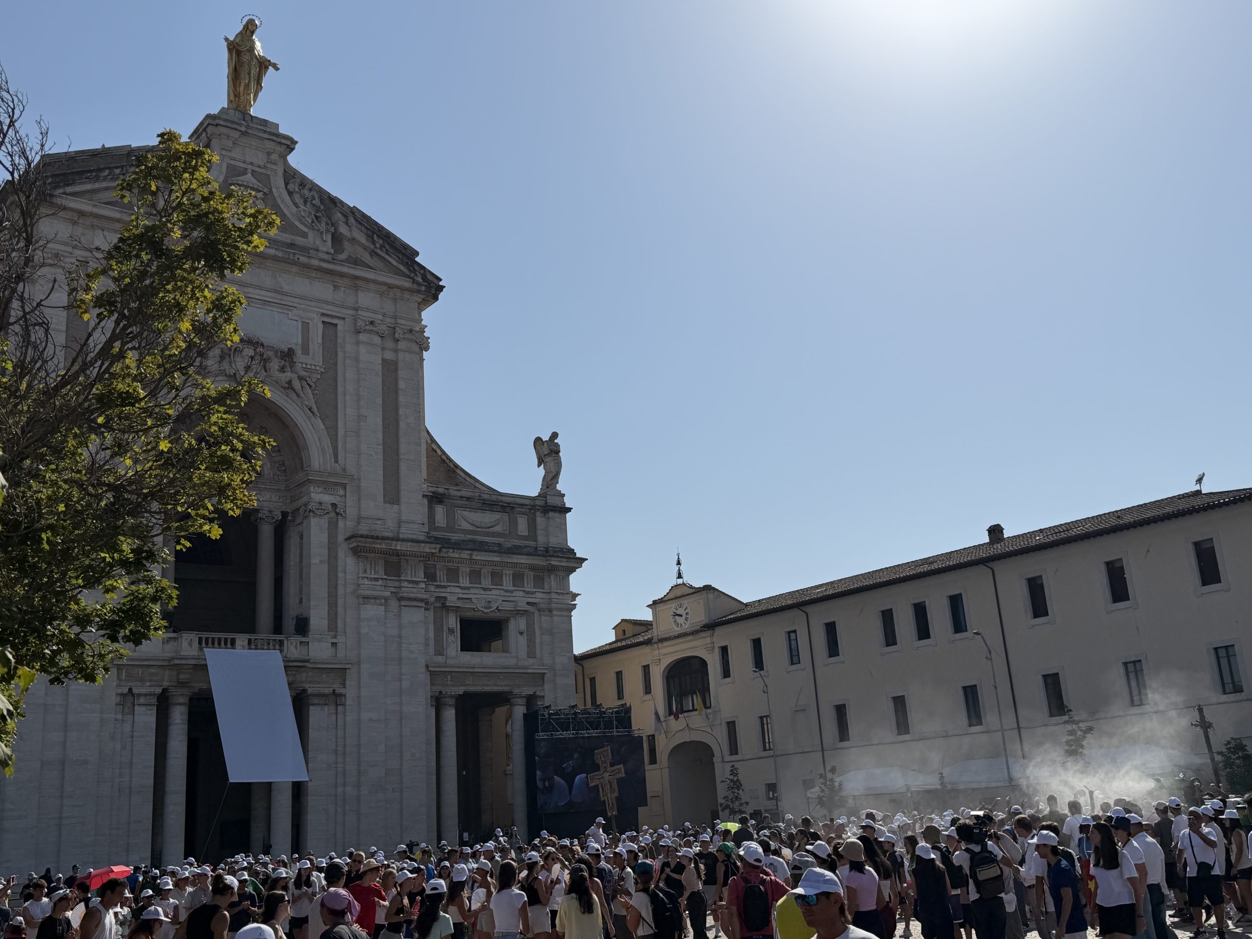 “Go!” diventa missione. Papa Leone XIV conclude ad Assisi il Franciscan Youth Meeting e affida ai giovani il Vangelo della fraternità 8 “Go!” diventa missione. Papa Leone XIV conclude ad Assisi il Franciscan Youth Meeting e affida ai giovani il Vangelo della fraternità 7