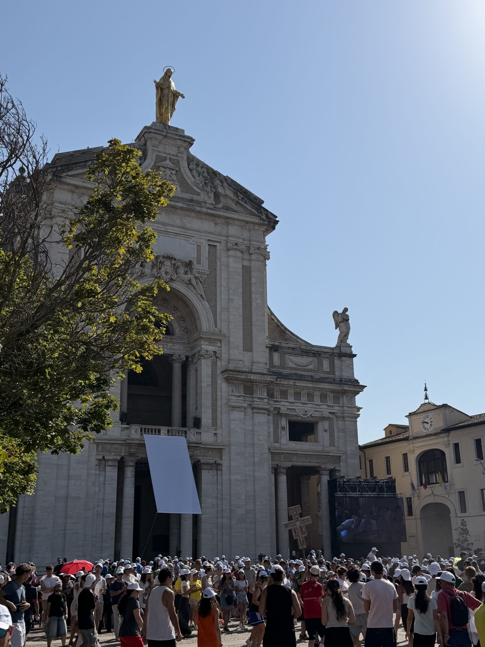 “Go!” diventa missione. Papa Leone XIV conclude ad Assisi il Franciscan Youth Meeting e affida ai giovani il Vangelo della fraternità 12 “Go!” diventa missione. Papa Leone XIV conclude ad Assisi il Franciscan Youth Meeting e affida ai giovani il Vangelo della fraternità 11