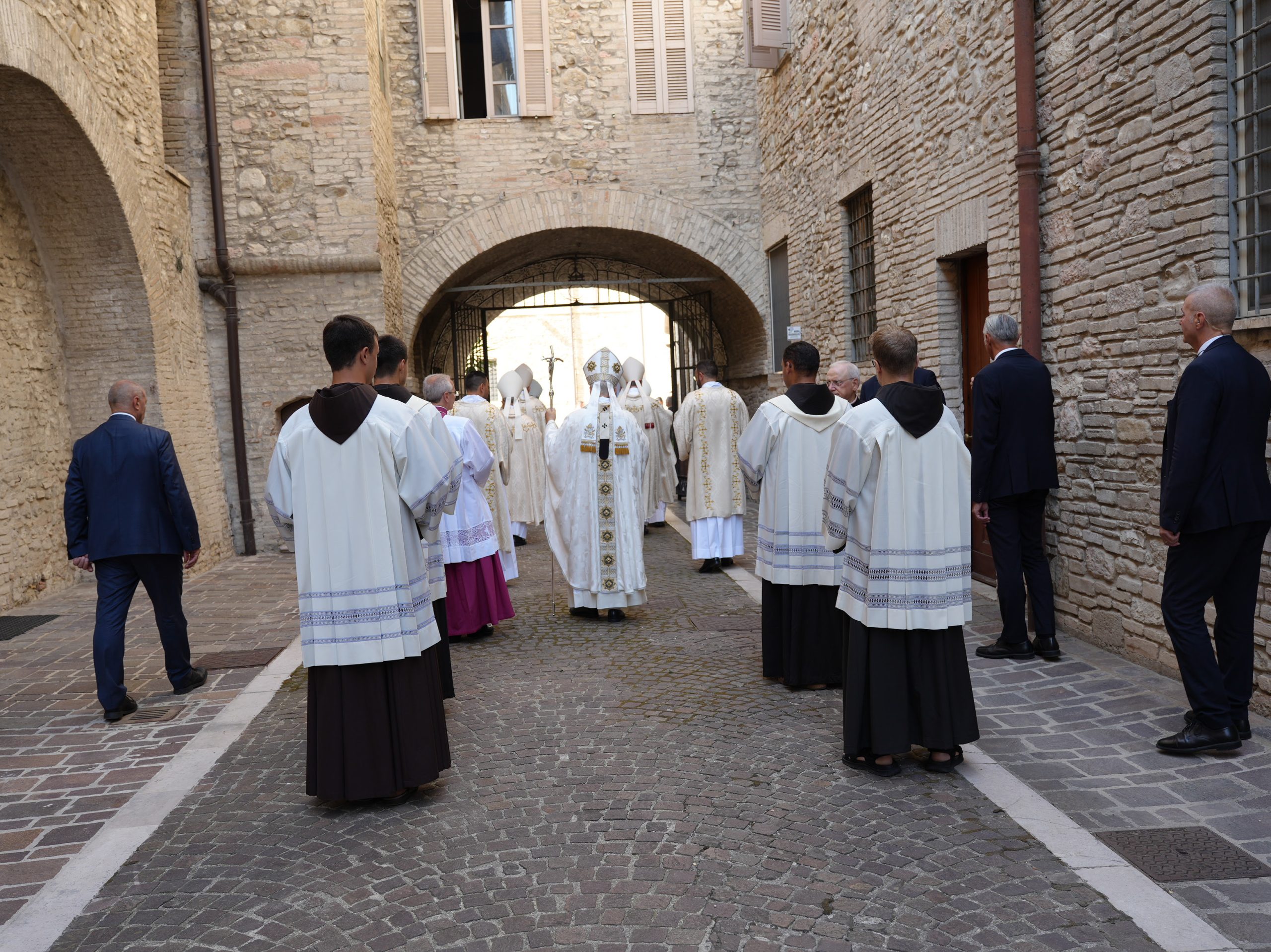 “Go!” diventa missione. Papa Leone XIV conclude ad Assisi il Franciscan Youth Meeting e affida ai giovani il Vangelo della fraternità 30 “Go!” diventa missione. Papa Leone XIV conclude ad Assisi il Franciscan Youth Meeting e affida ai giovani il Vangelo della fraternità 29