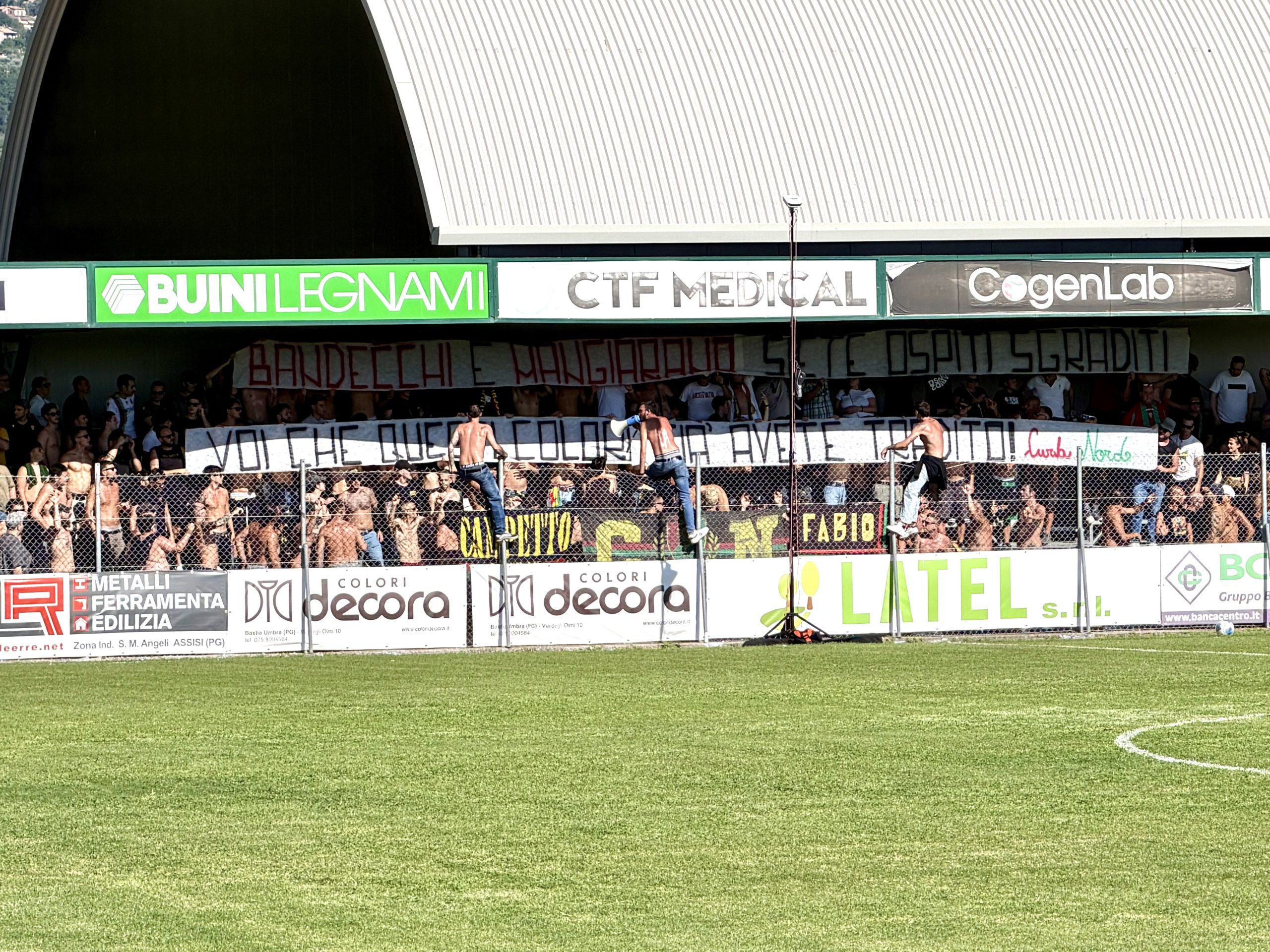 Santa Maria degli Angeli, striscione dei tifosi della Ternana contro Mangiarano e Bandecchi (foto) 9
