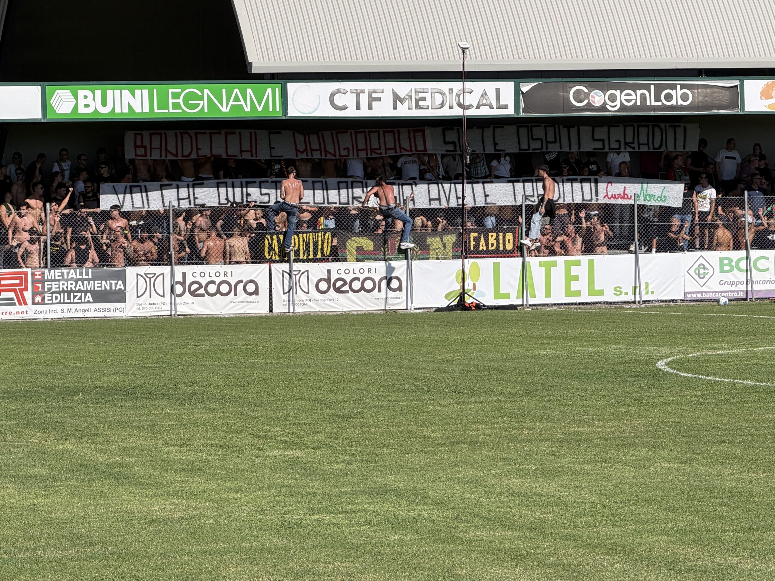Santa Maria degli Angeli, striscione dei tifosi della Ternana contro Mangiarano e Bandecchi (foto) 11