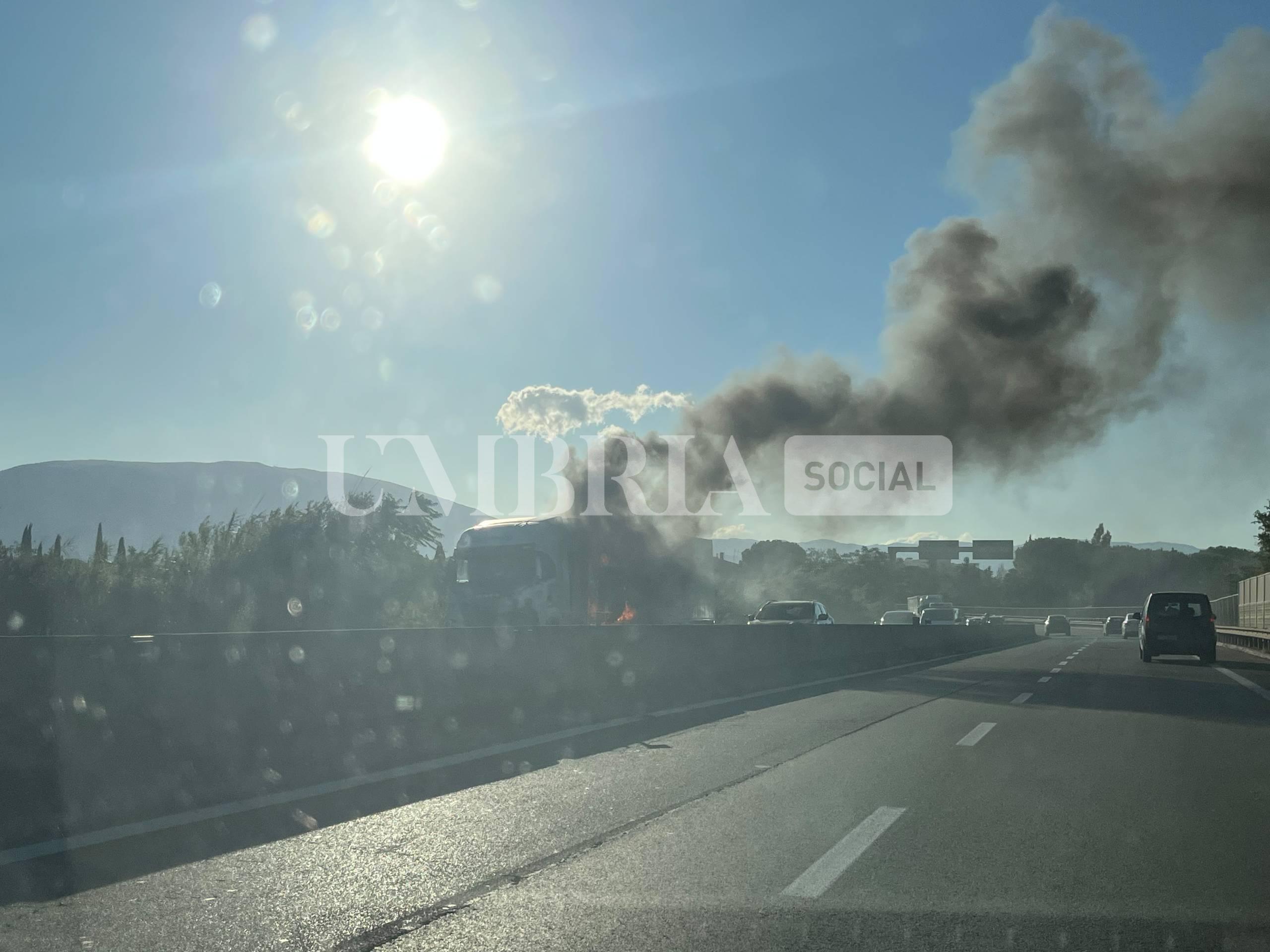 Tir in fiamme sulla SS 75 a Ospedalicchio di Bastia Umbra: traffico in tilt (foto) 16 Tir in fiamme sulla SS 75 a Ospedalicchio di Bastia Umbra: traffico in tilt (foto) 15