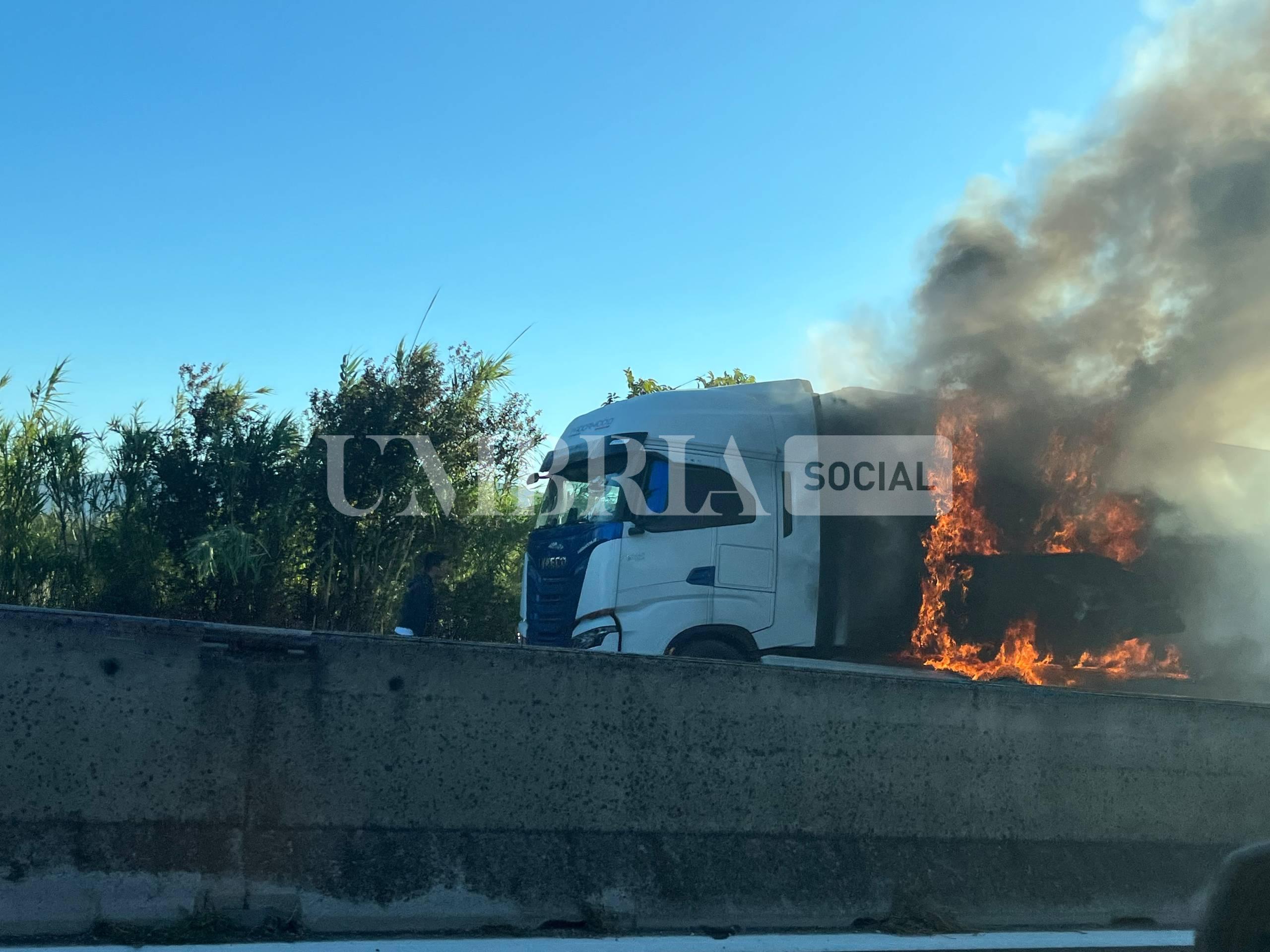 Tir in fiamme sulla SS 75 a Ospedalicchio di Bastia Umbra: traffico in tilt (foto) 8 Tir in fiamme sulla SS 75 a Ospedalicchio di Bastia Umbra: traffico in tilt (foto) 7
