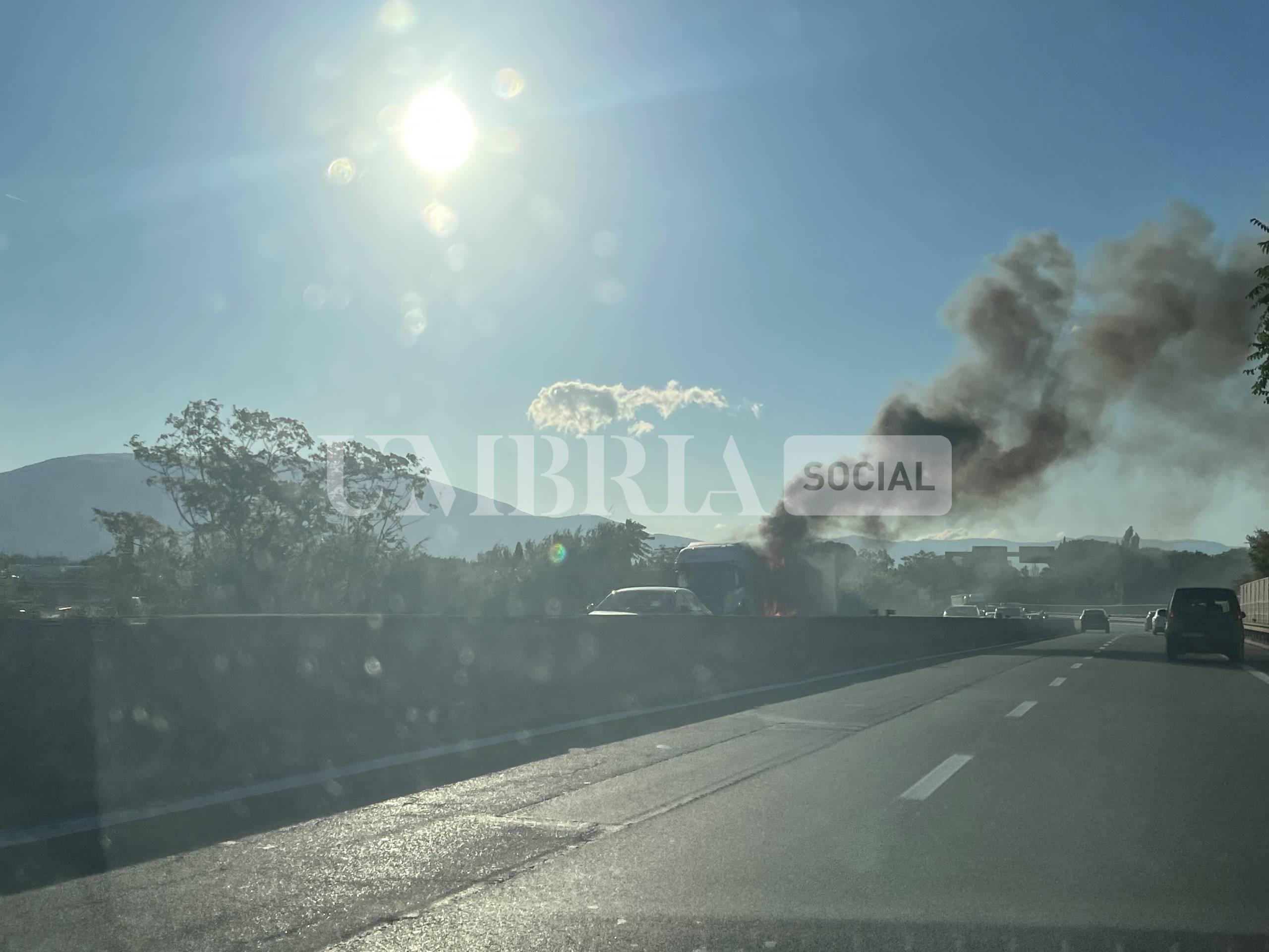 Tir in fiamme sulla SS 75 a Ospedalicchio di Bastia Umbra: traffico in tilt (foto) 20 Tir in fiamme sulla SS 75 a Ospedalicchio di Bastia Umbra: traffico in tilt (foto) 19