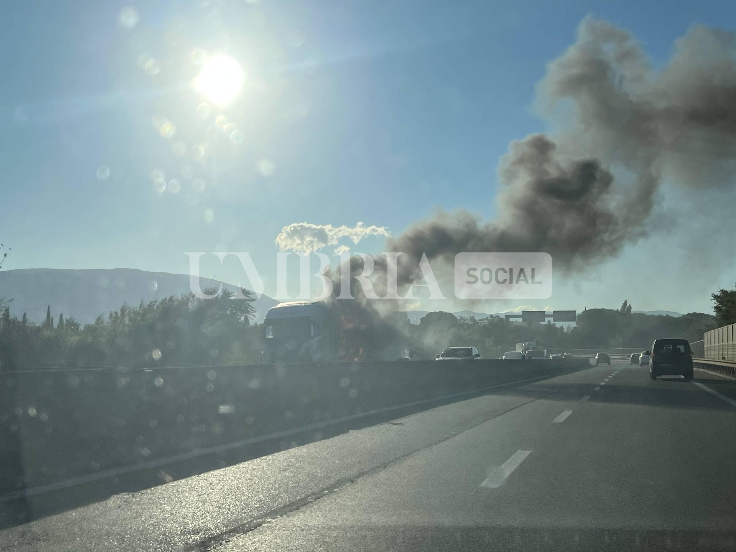 Tir in fiamme sulla SS 75 a Ospedalicchio di Bastia Umbra: traffico in tilt (foto) 18 Tir in fiamme sulla SS 75 a Ospedalicchio di Bastia Umbra: traffico in tilt (foto) 17