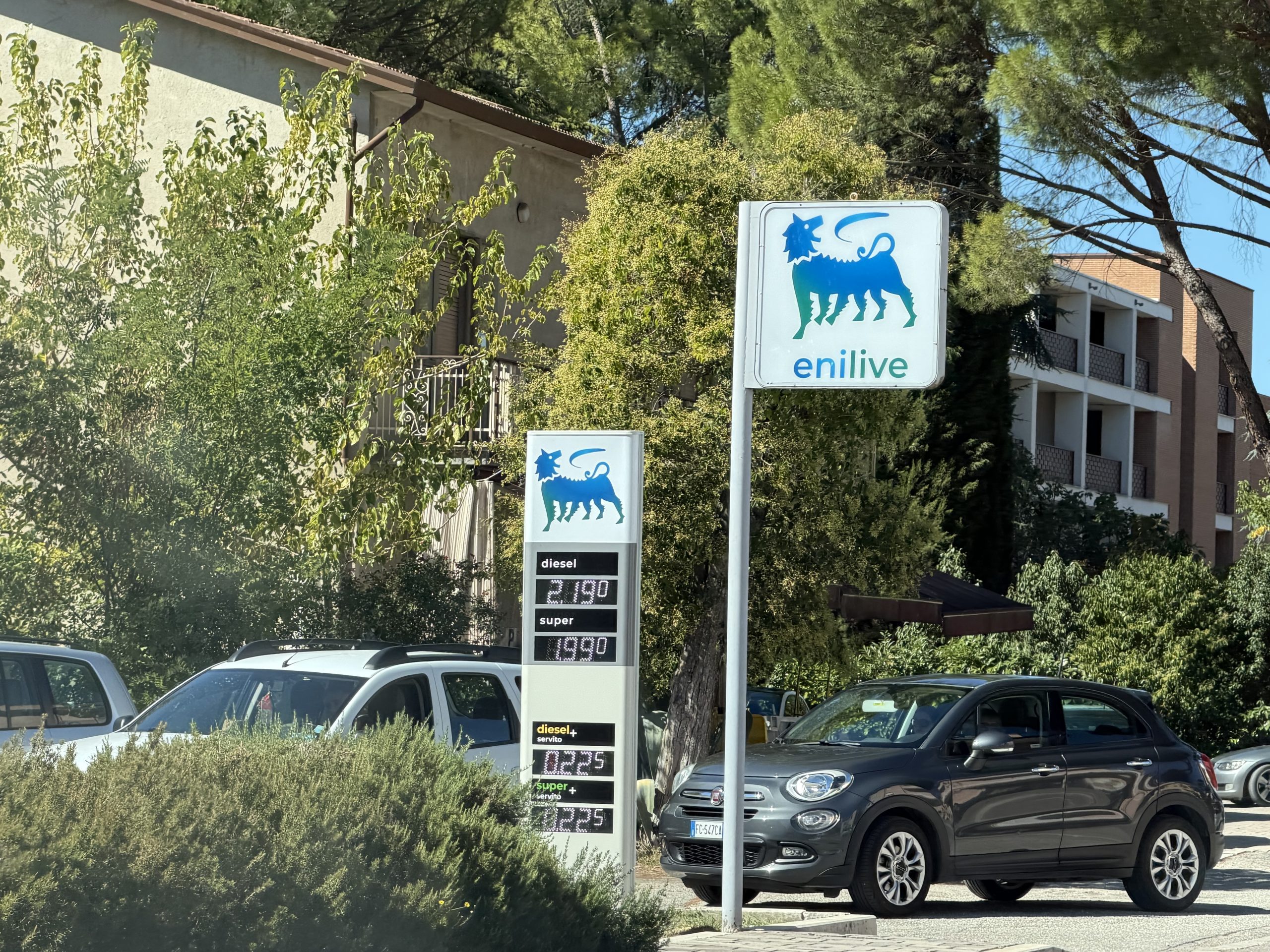 Caro carburanti, il tetto ai prezzi arriva anche in Umbria: code ai distributori Eni 16 Caro carburanti, il tetto ai prezzi arriva anche in Umbria: code ai distributori Eni 15