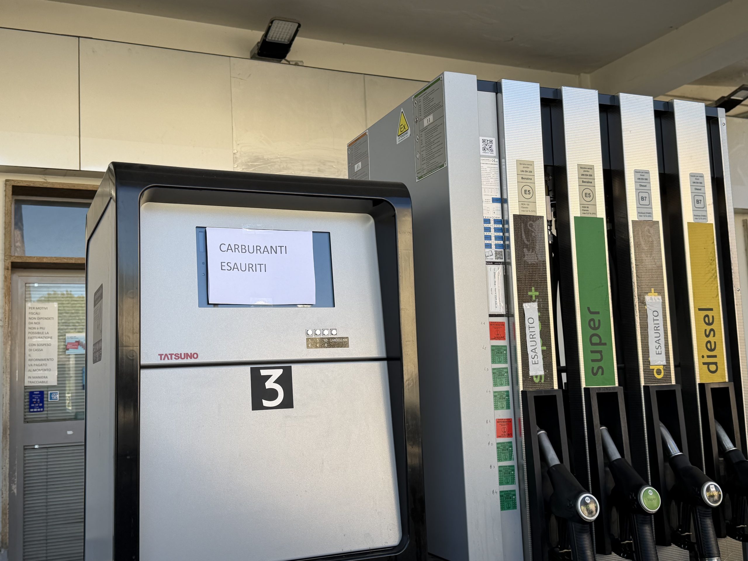 Caro carburanti, il tetto ai prezzi arriva anche in Umbria: code ai distributori Eni 14 Caro carburanti, il tetto ai prezzi arriva anche in Umbria: code ai distributori Eni 13