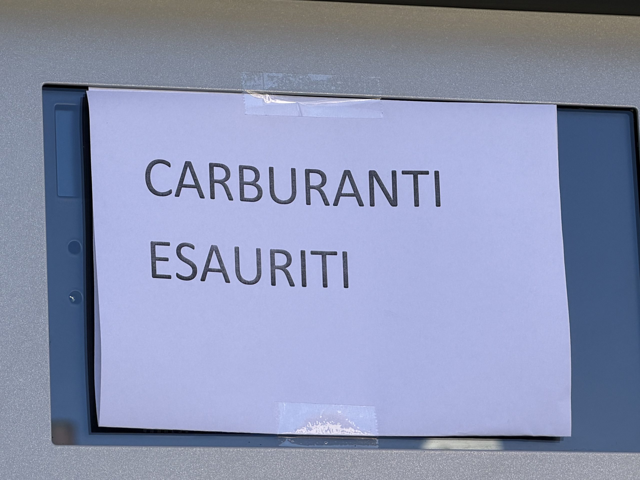 Caro carburanti, il tetto ai prezzi arriva anche in Umbria: code ai distributori Eni 4 Caro carburanti, il tetto ai prezzi arriva anche in Umbria: code ai distributori Eni 3