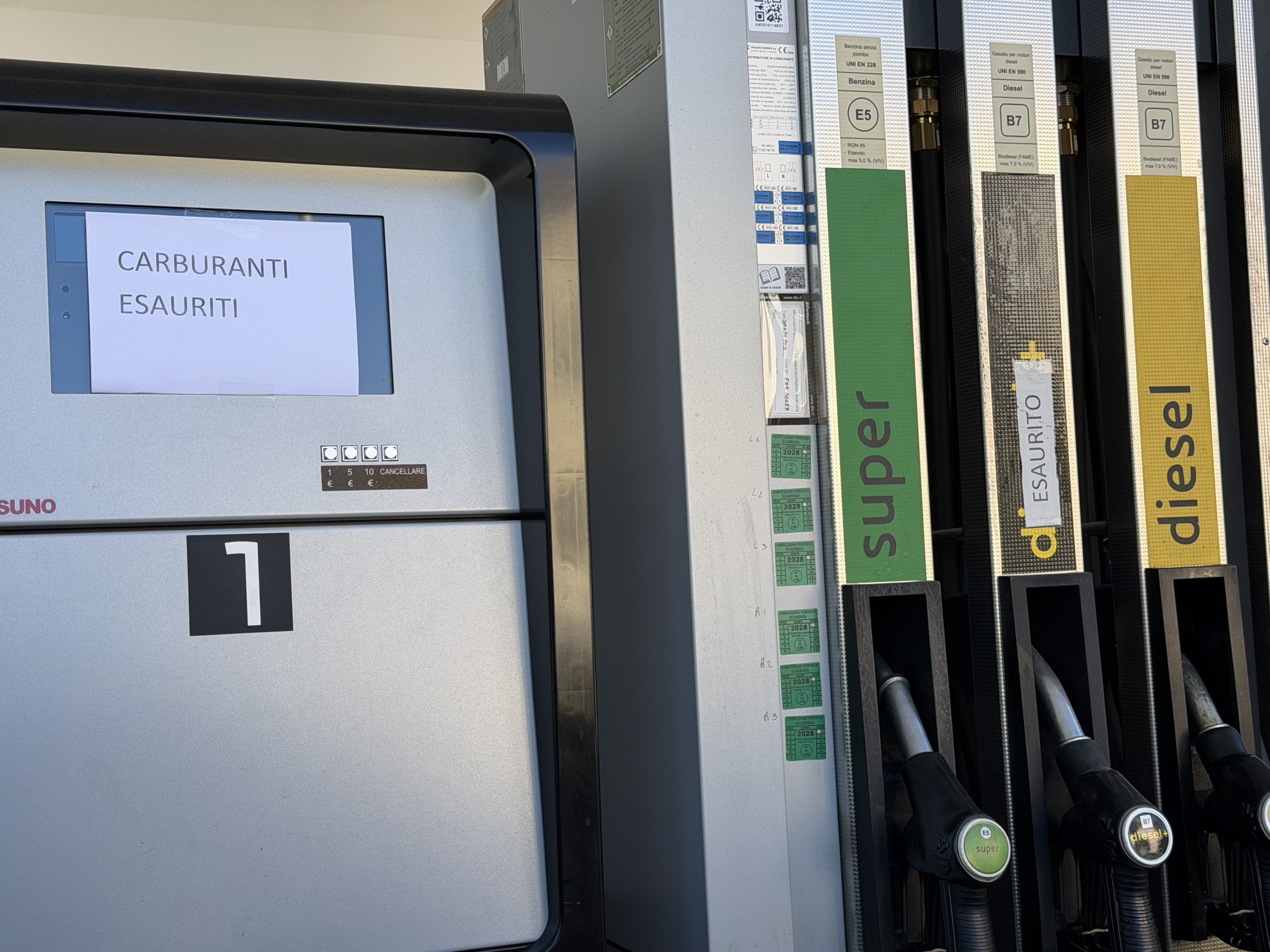 Caro carburanti, il tetto ai prezzi arriva anche in Umbria: code ai distributori Eni 8 Caro carburanti, il tetto ai prezzi arriva anche in Umbria: code ai distributori Eni 7