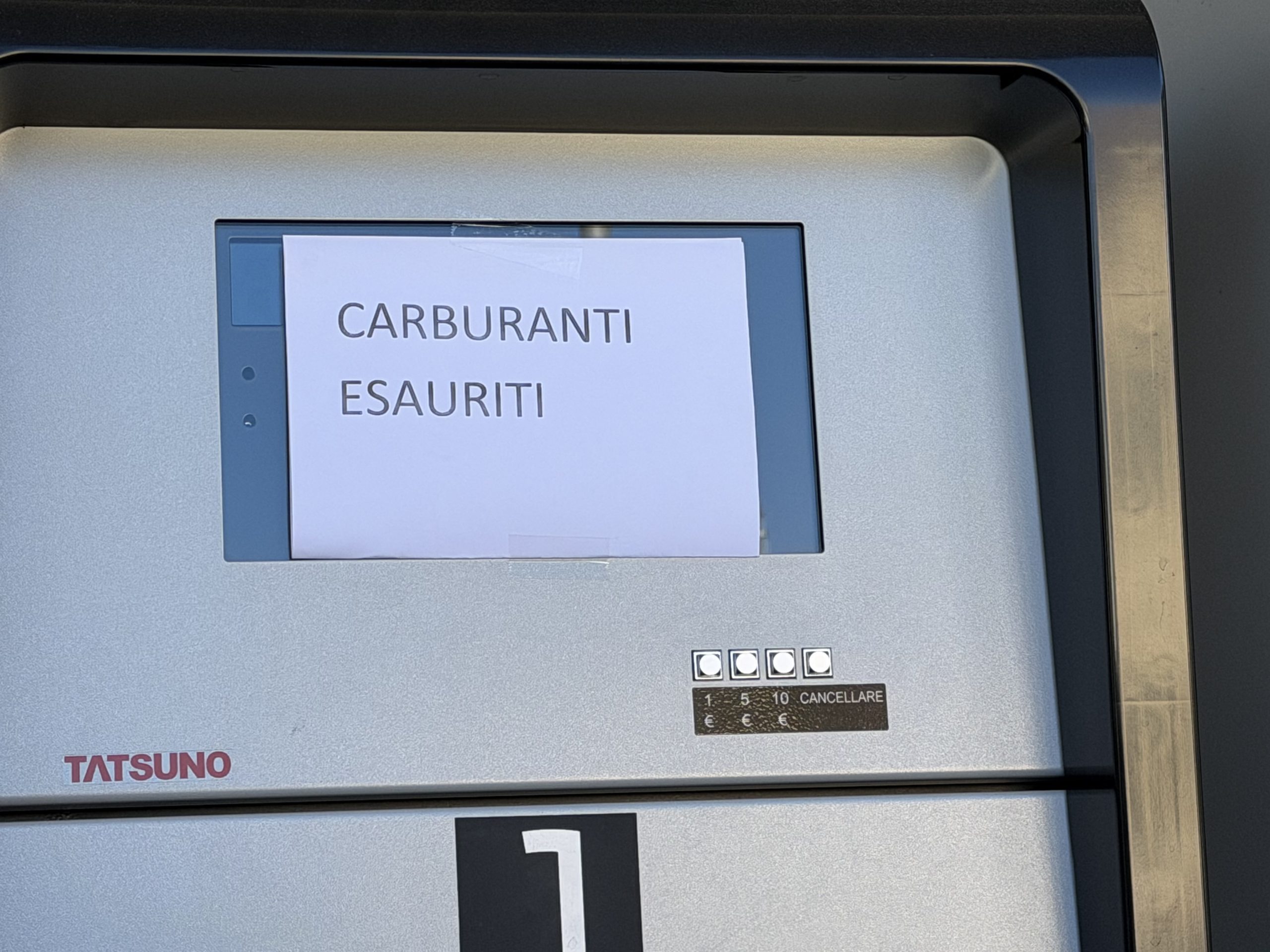 Caro carburanti, il tetto ai prezzi arriva anche in Umbria: code ai distributori Eni 10 Caro carburanti, il tetto ai prezzi arriva anche in Umbria: code ai distributori Eni 9