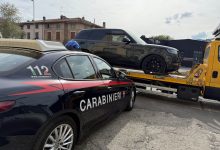 Fugge sulla E45 con un’auto rubata e sperona una vettura: arrestato 15enne 16