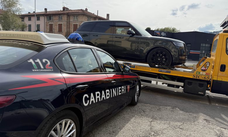 Fugge sulla E45 con un’auto rubata e sperona una vettura: arrestato 15enne 2 Fugge sulla E45 con un’auto rubata e sperona una vettura: arrestato 15enne 1