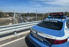 Minaccia un gesto estremo dal cavalcavia sulla E45: salvato dalla Polizia 10