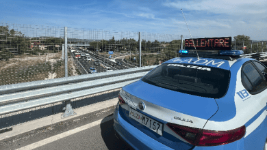 Minaccia un gesto estremo dal cavalcavia sulla E45: salvato dalla Polizia 2
