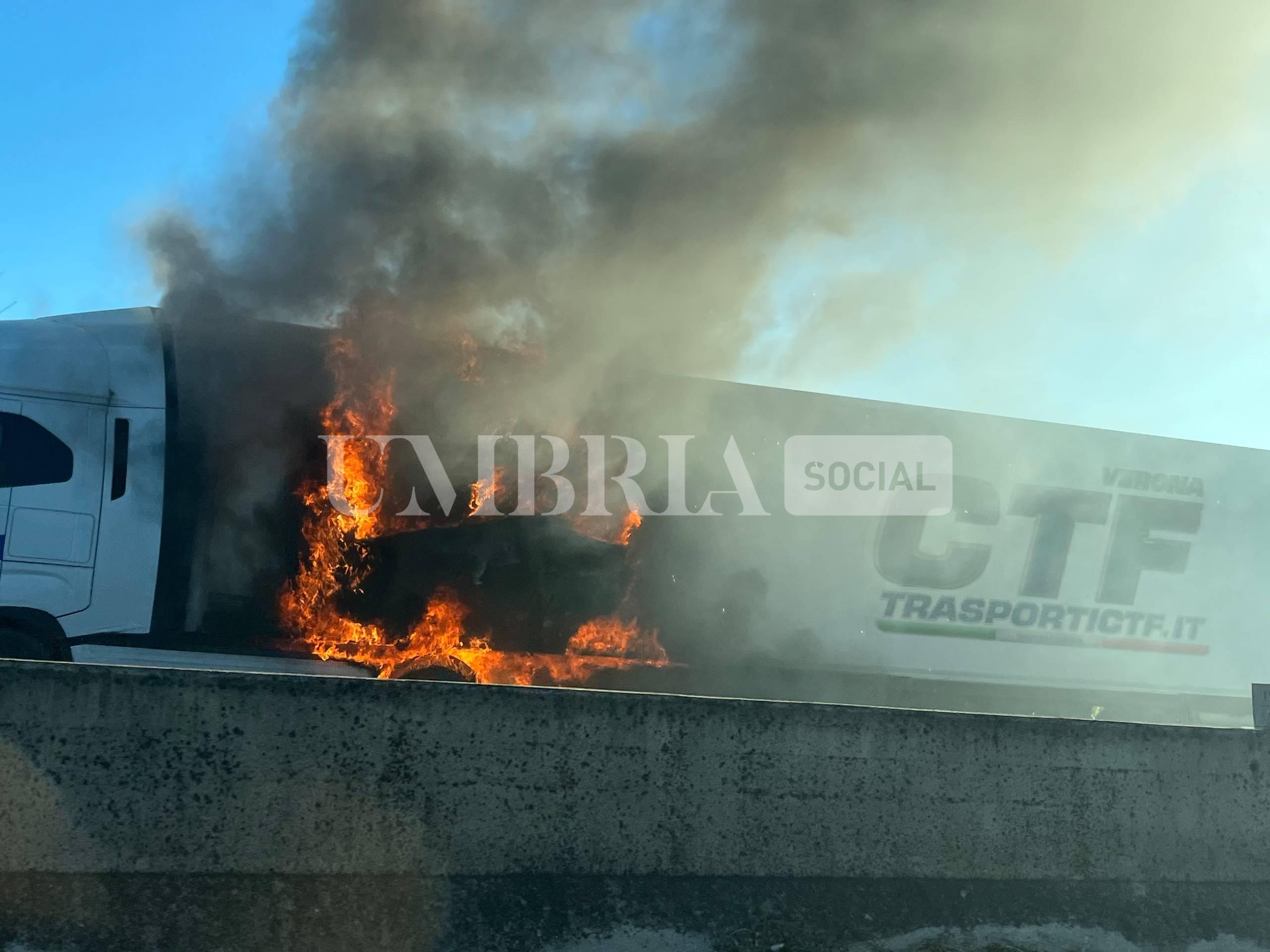 Tir in fiamme sulla SS 75 a Ospedalicchio di Bastia Umbra: traffico in tilt (foto) 4 Tir in fiamme sulla SS 75 a Ospedalicchio di Bastia Umbra: traffico in tilt (foto) 3