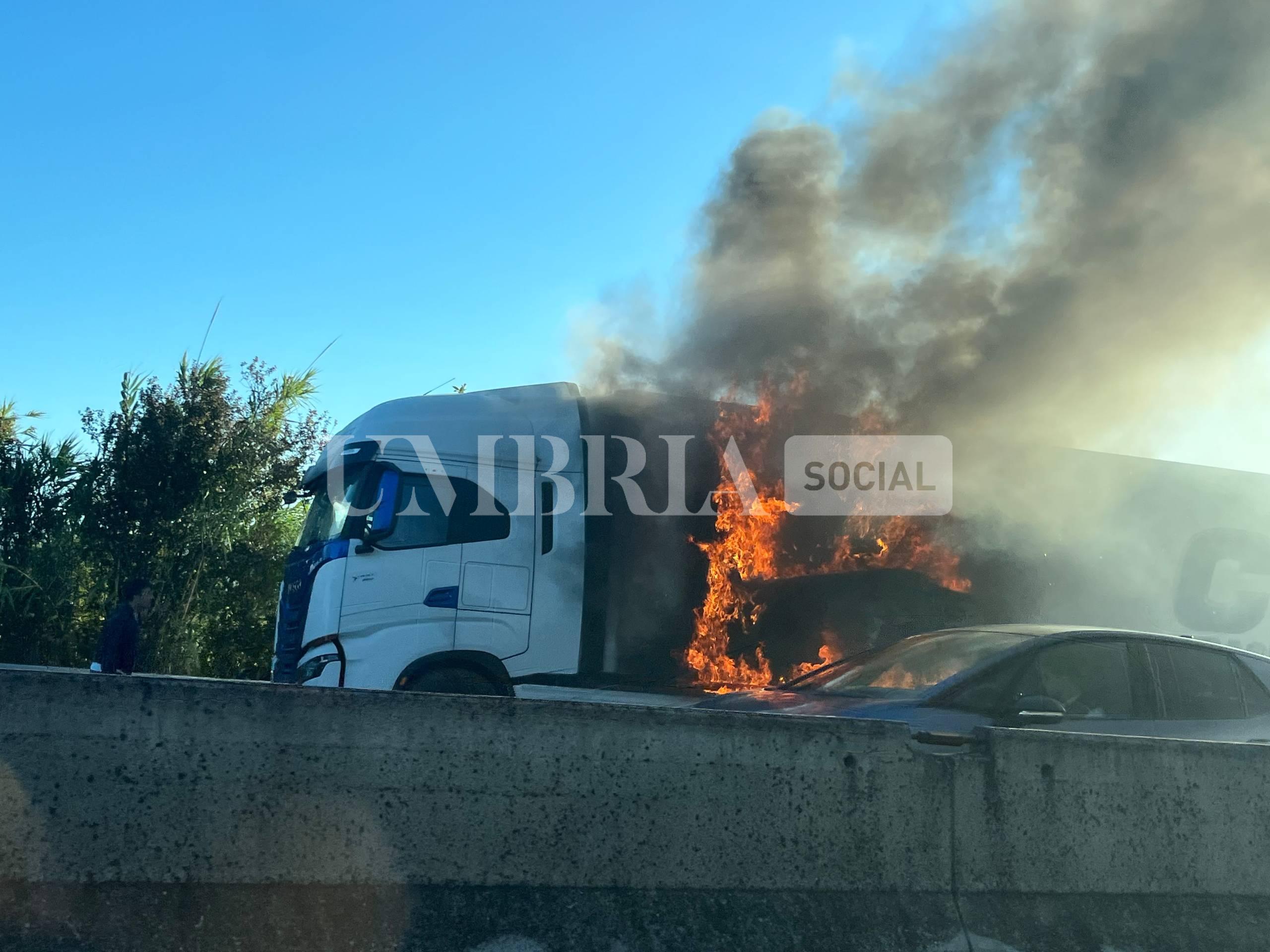 Tir in fiamme sulla SS 75 a Ospedalicchio di Bastia Umbra: traffico in tilt (foto) 12 Tir in fiamme sulla SS 75 a Ospedalicchio di Bastia Umbra: traffico in tilt (foto) 11