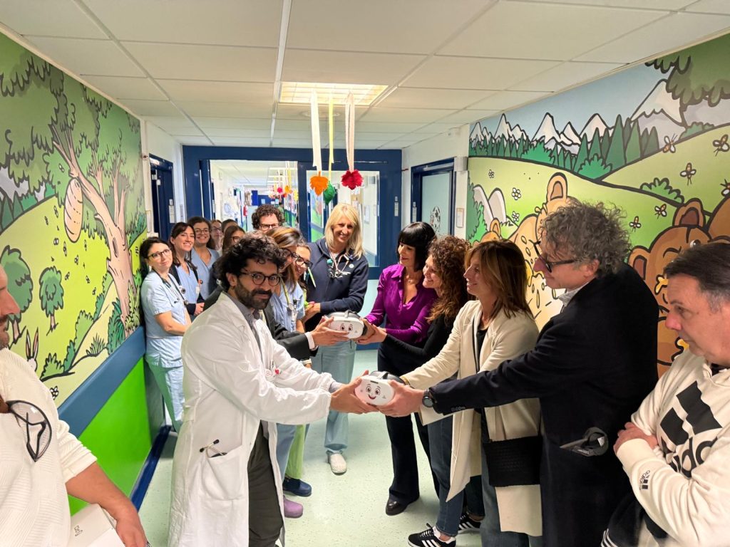Ospedale di Perugia, la realtà virtuale entra in Pediatria: donati visori per alleviare dolore e ansia nei bambini (foto) 4 Ospedale di Perugia, la realtà virtuale entra in Pediatria: donati visori per alleviare dolore e ansia nei bambini (foto) 3