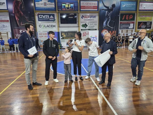 Memorial Luca Palmerini, il basket unisce sport, memoria e futuro: a Gubbio e Gualdo Tadino protagonisti i giovani e i valori della pallacanestro (foto) 46 Memorial Luca Palmerini, il basket unisce sport, memoria e futuro: a Gubbio e Gualdo Tadino protagonisti i giovani e i valori della pallacanestro (foto) 45