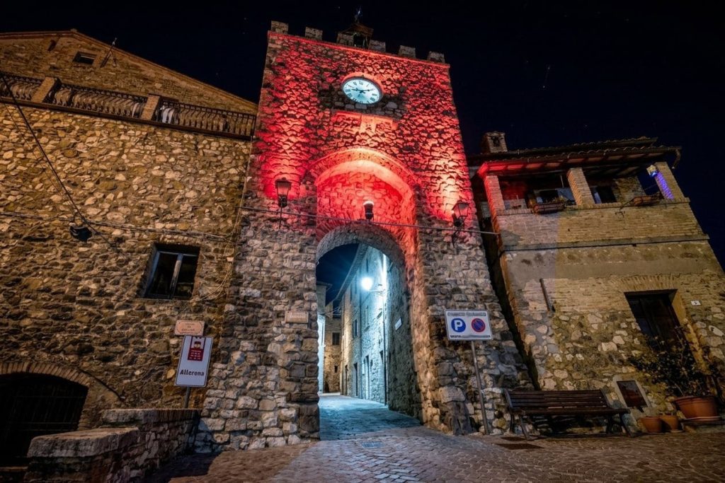 Afasia, l’Umbria si illumina di rosso: 28 Comuni in campo per sensibilizzare 13