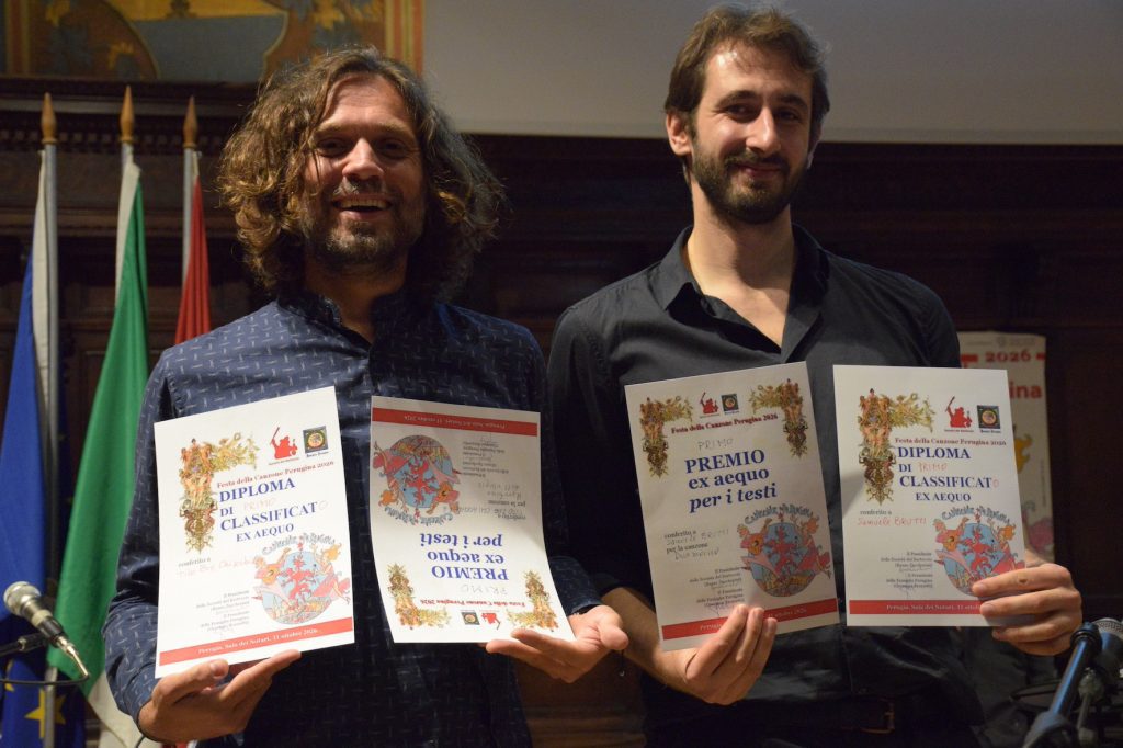 Festa della Canzone Perugina, trionfo alla Sala dei Notari per Samuele Brutti e Tito Zoe Chiacchiera 4 Festa della Canzone Perugina, trionfo alla Sala dei Notari per Samuele Brutti e Tito Zoe Chiacchiera 3