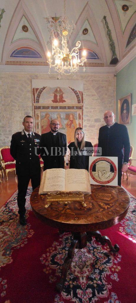 Carabinieri del Nucleo TPC restituiscono all’Arcidiocesi di Perugia antico manoscritto del 1524 4 Carabinieri del Nucleo TPC restituiscono all’Arcidiocesi di Perugia antico manoscritto del 1524 3