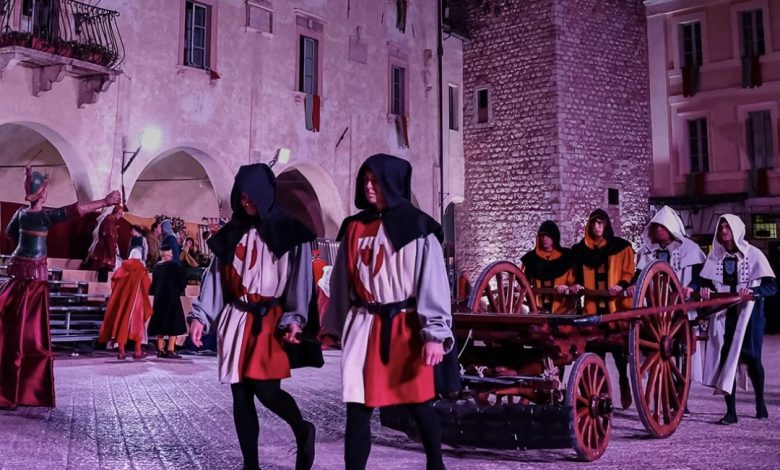 Ottobre Trevano al via, nel primo weekend sale la passione: Convivium, Corteo storico, Allegorie e il XLIV Palio dei Terzieri 2 Ottobre Trevano al via, nel primo weekend sale la passione: Convivium, Corteo storico, Allegorie e il XLIV Palio dei Terzieri 1
