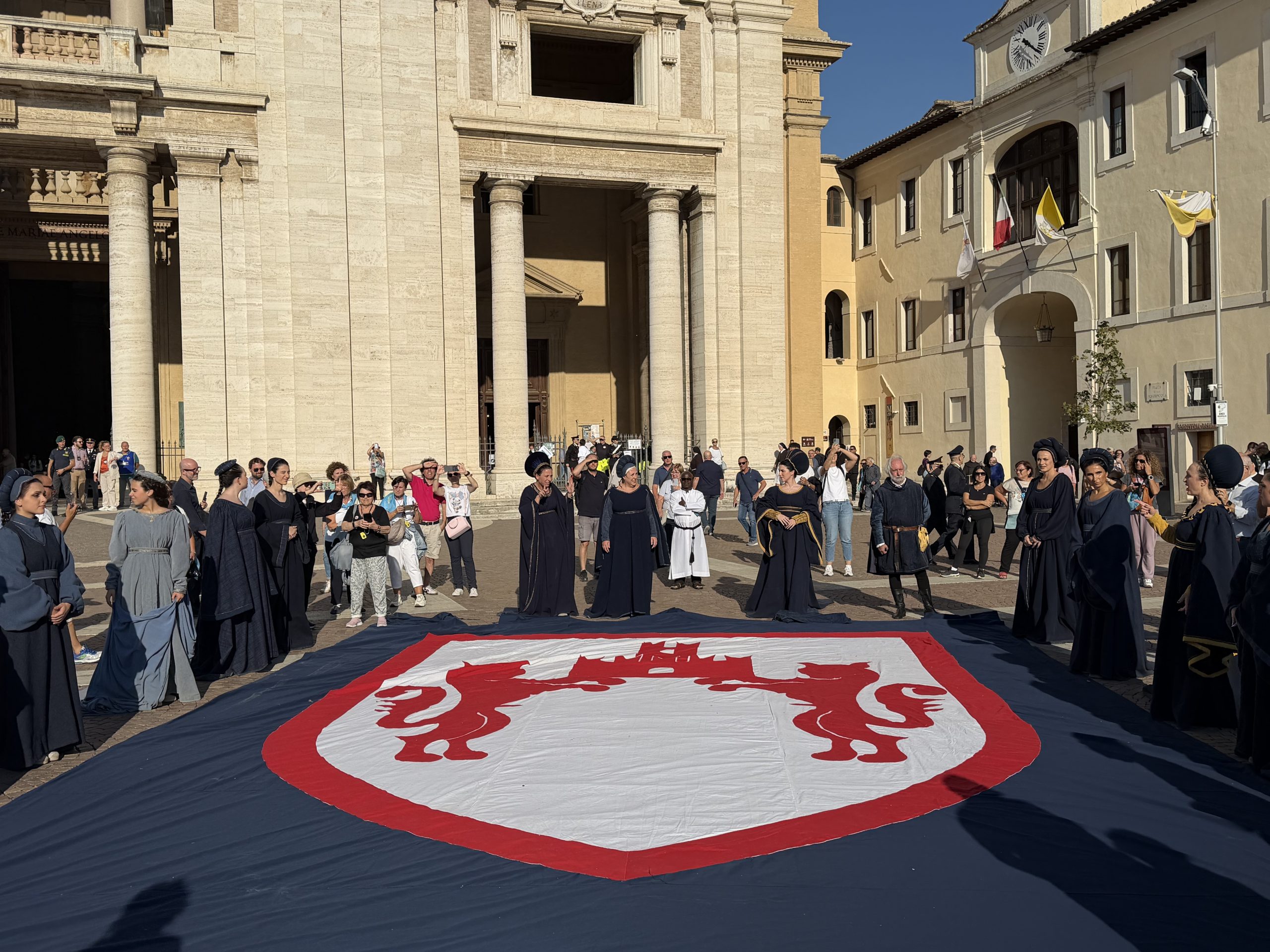San Francesco, ottocentenario: il sindaco di Assisi accoglie i Comuni d’Italia (foto) 34 San Francesco, ottocentenario: il sindaco di Assisi accoglie i Comuni d’Italia (foto) 33