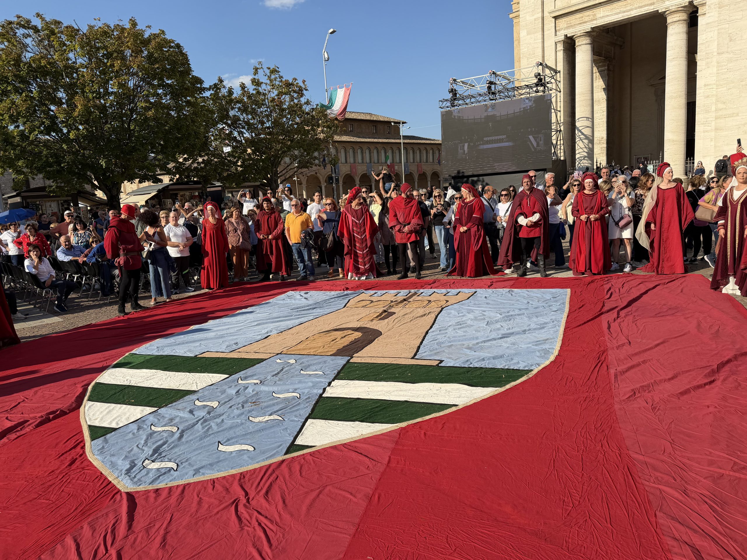 San Francesco, ottocentenario: il sindaco di Assisi accoglie i Comuni d’Italia (foto) 28 San Francesco, ottocentenario: il sindaco di Assisi accoglie i Comuni d’Italia (foto) 27