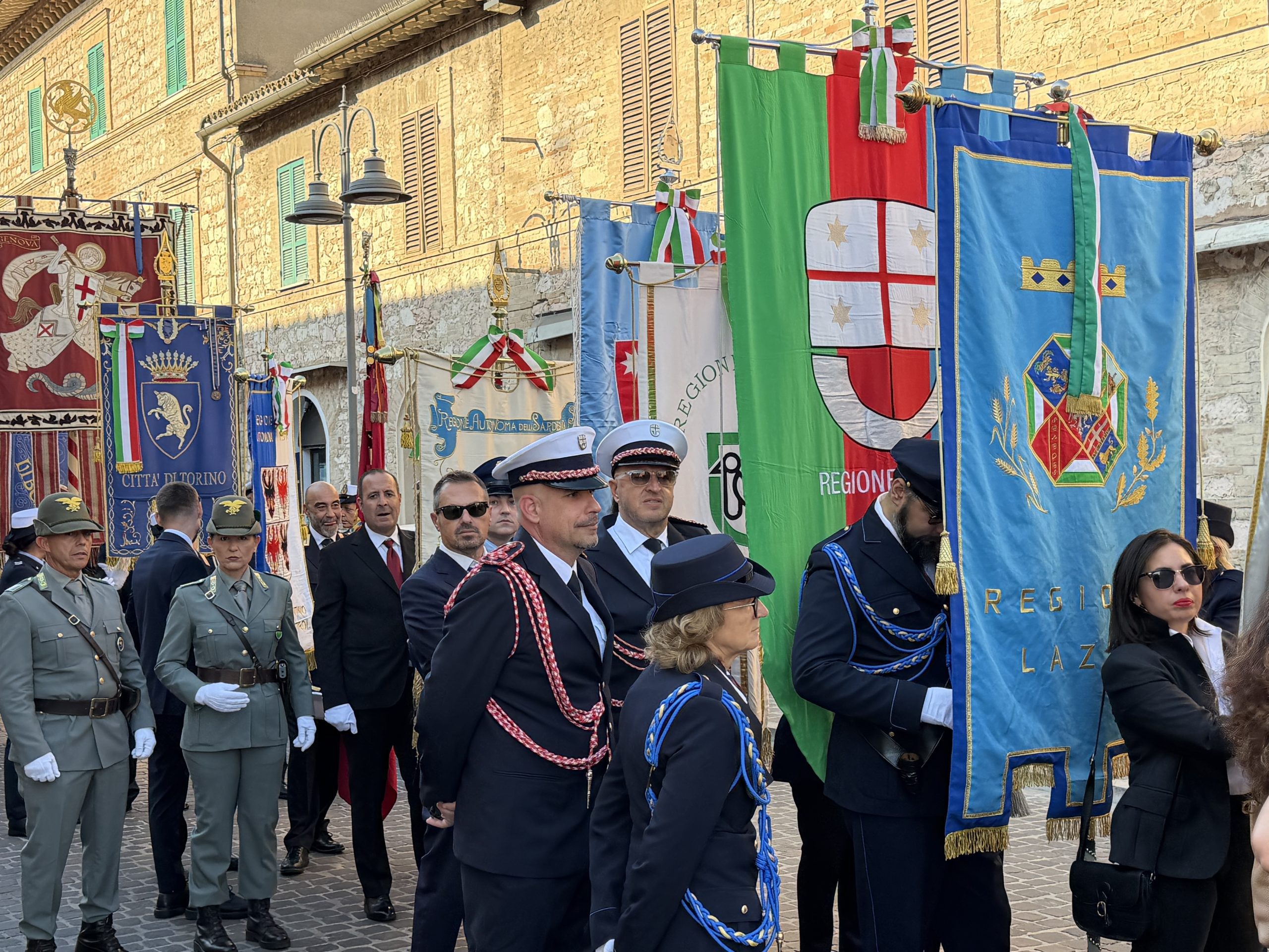 San Francesco, ottocentenario: il sindaco di Assisi accoglie i Comuni d’Italia (foto) 14 San Francesco, ottocentenario: il sindaco di Assisi accoglie i Comuni d’Italia (foto) 13