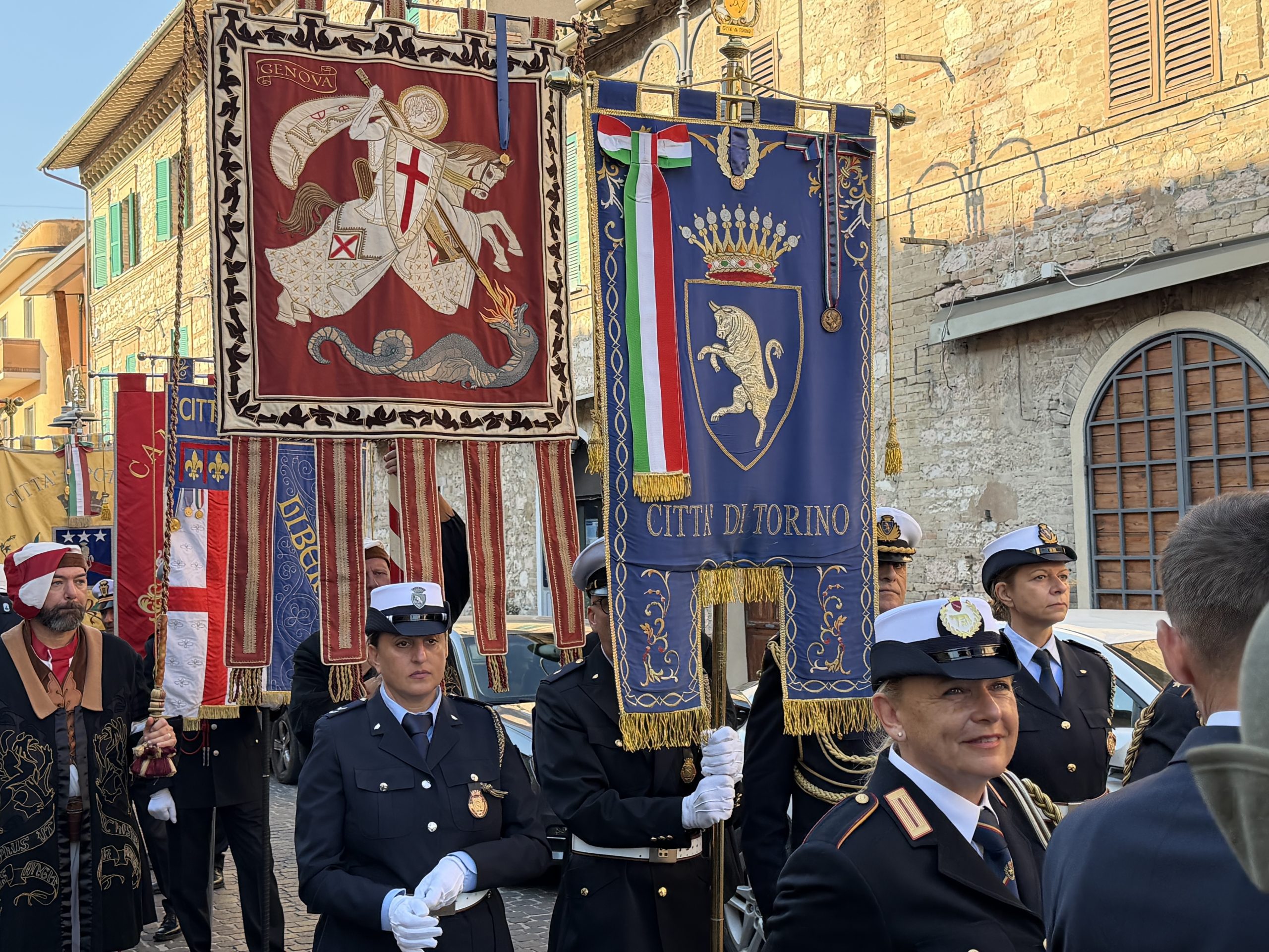 San Francesco, ottocentenario: il sindaco di Assisi accoglie i Comuni d’Italia (foto) 18 San Francesco, ottocentenario: il sindaco di Assisi accoglie i Comuni d’Italia (foto) 17
