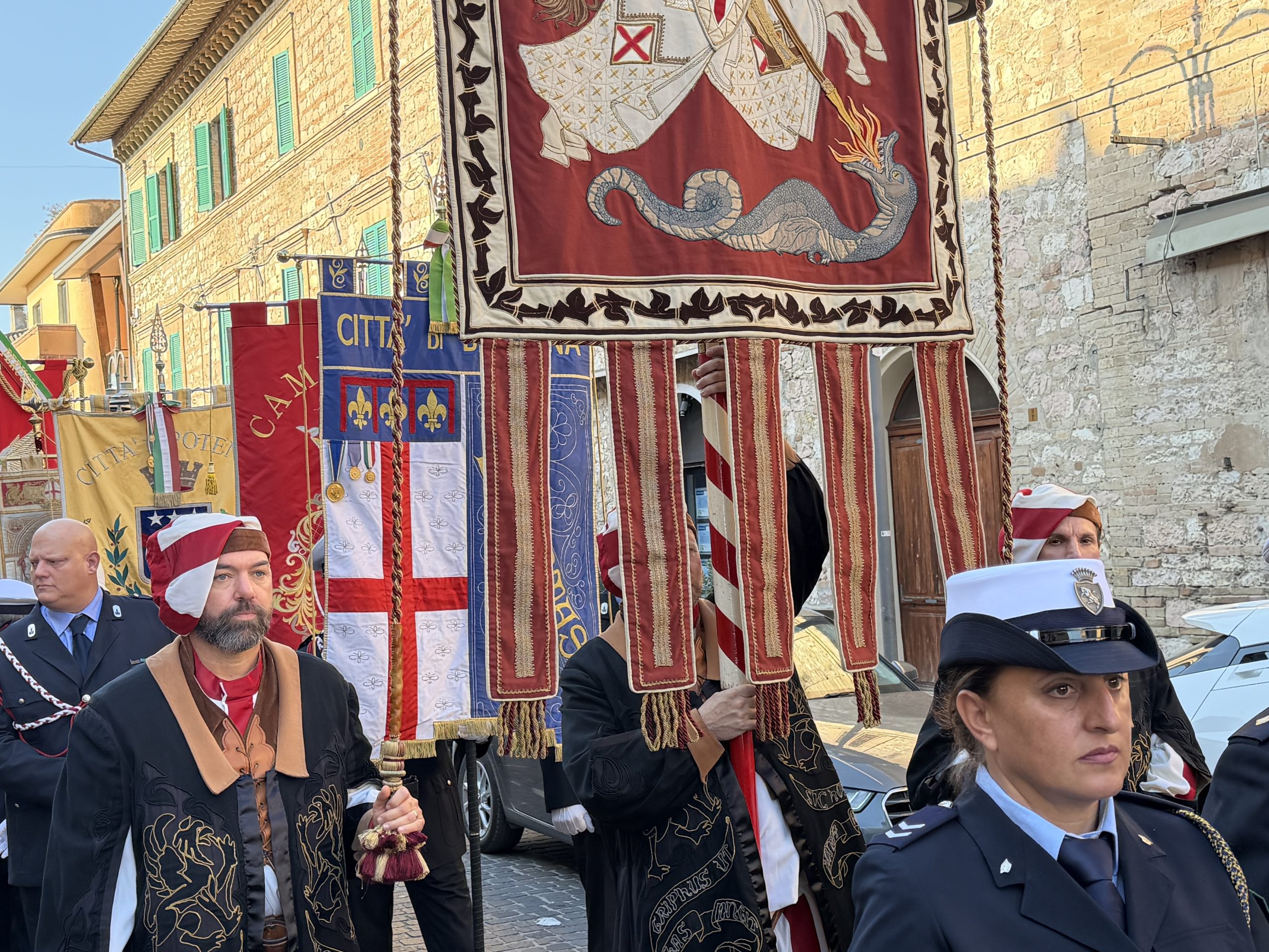San Francesco, ottocentenario: il sindaco di Assisi accoglie i Comuni d’Italia (foto) 20 San Francesco, ottocentenario: il sindaco di Assisi accoglie i Comuni d’Italia (foto) 19