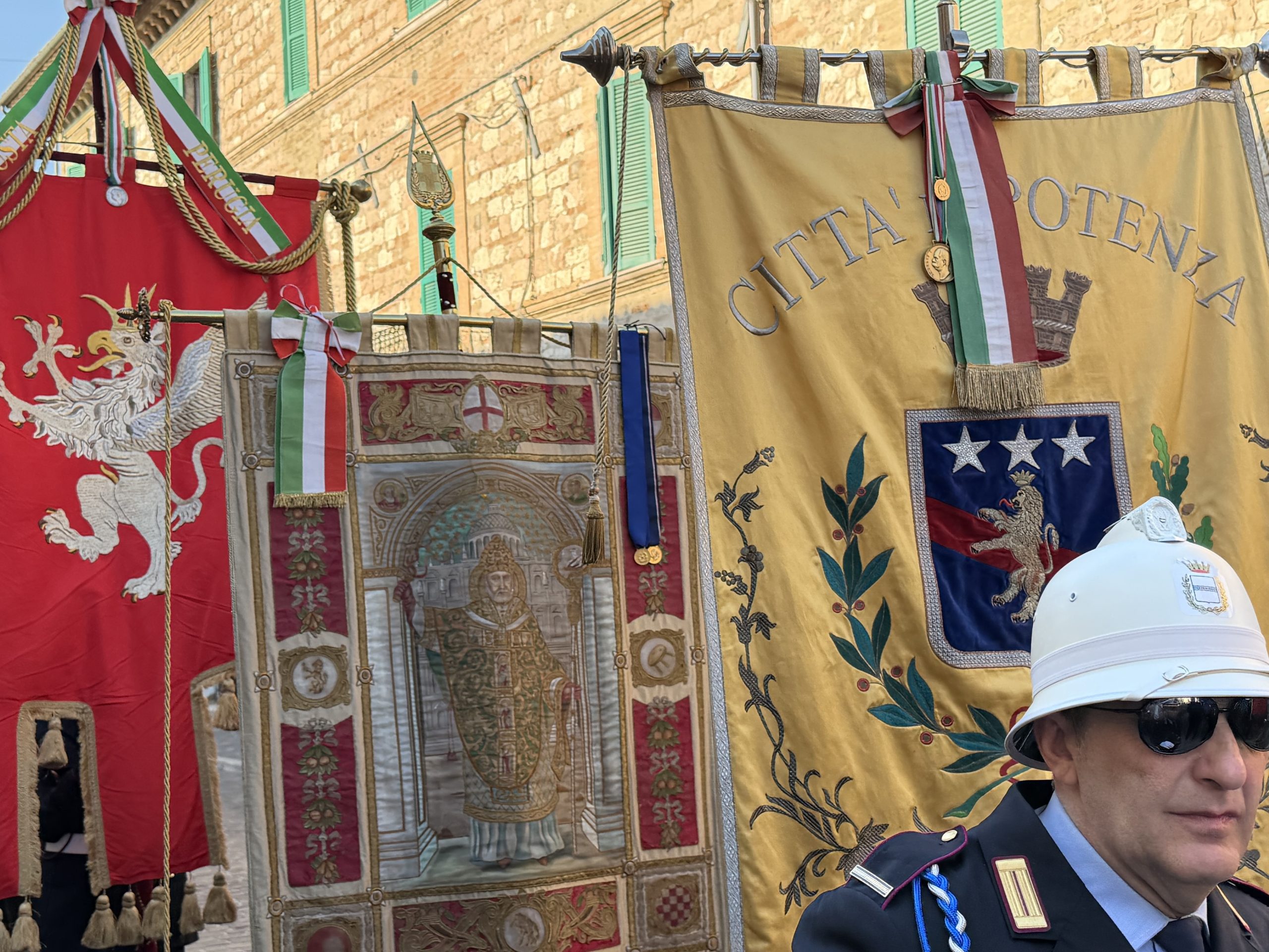 San Francesco, ottocentenario: il sindaco di Assisi accoglie i Comuni d’Italia (foto) 24 San Francesco, ottocentenario: il sindaco di Assisi accoglie i Comuni d’Italia (foto) 23