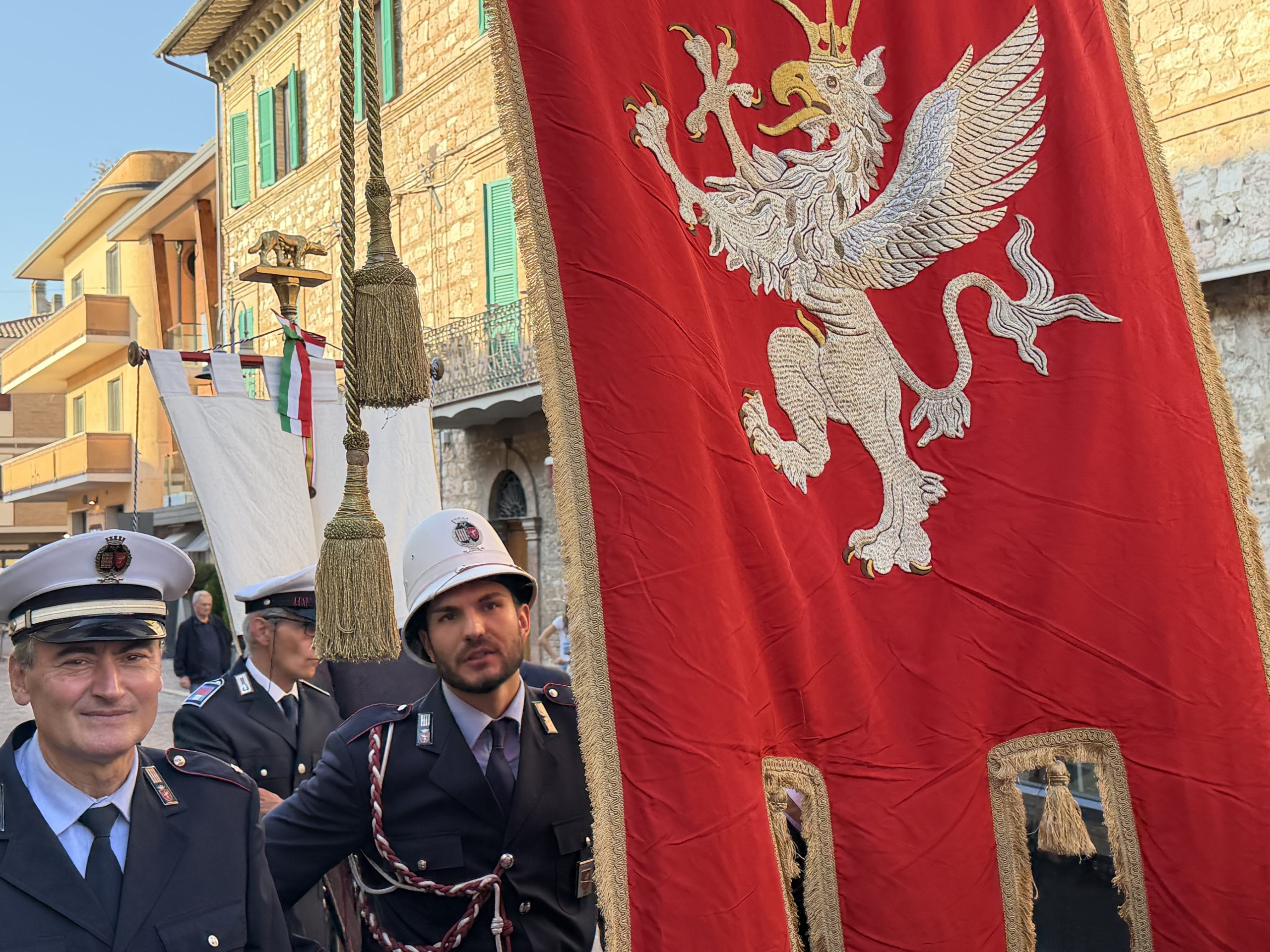 San Francesco, ottocentenario: il sindaco di Assisi accoglie i Comuni d’Italia (foto) 26 San Francesco, ottocentenario: il sindaco di Assisi accoglie i Comuni d’Italia (foto) 25